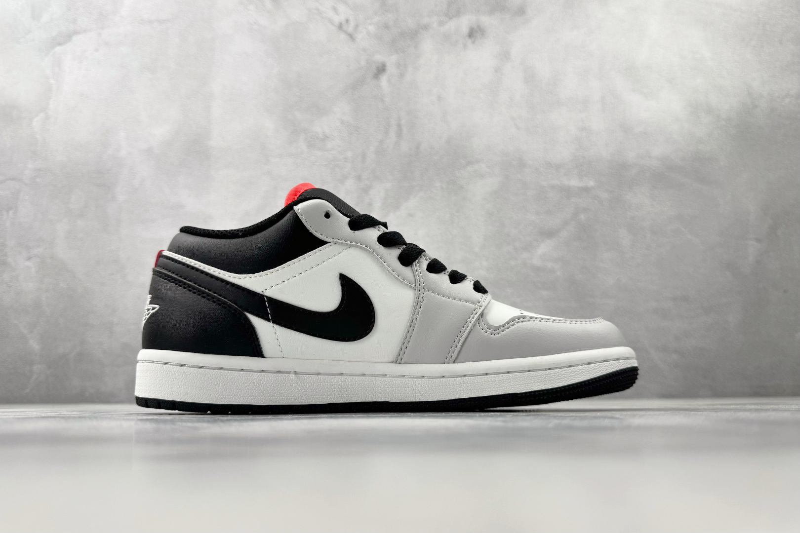 平台爆款 Jordan Air Jordan 1白黑色 553558-045 平台爆款 Jordan Air Jordan 1白黑色 553558-045