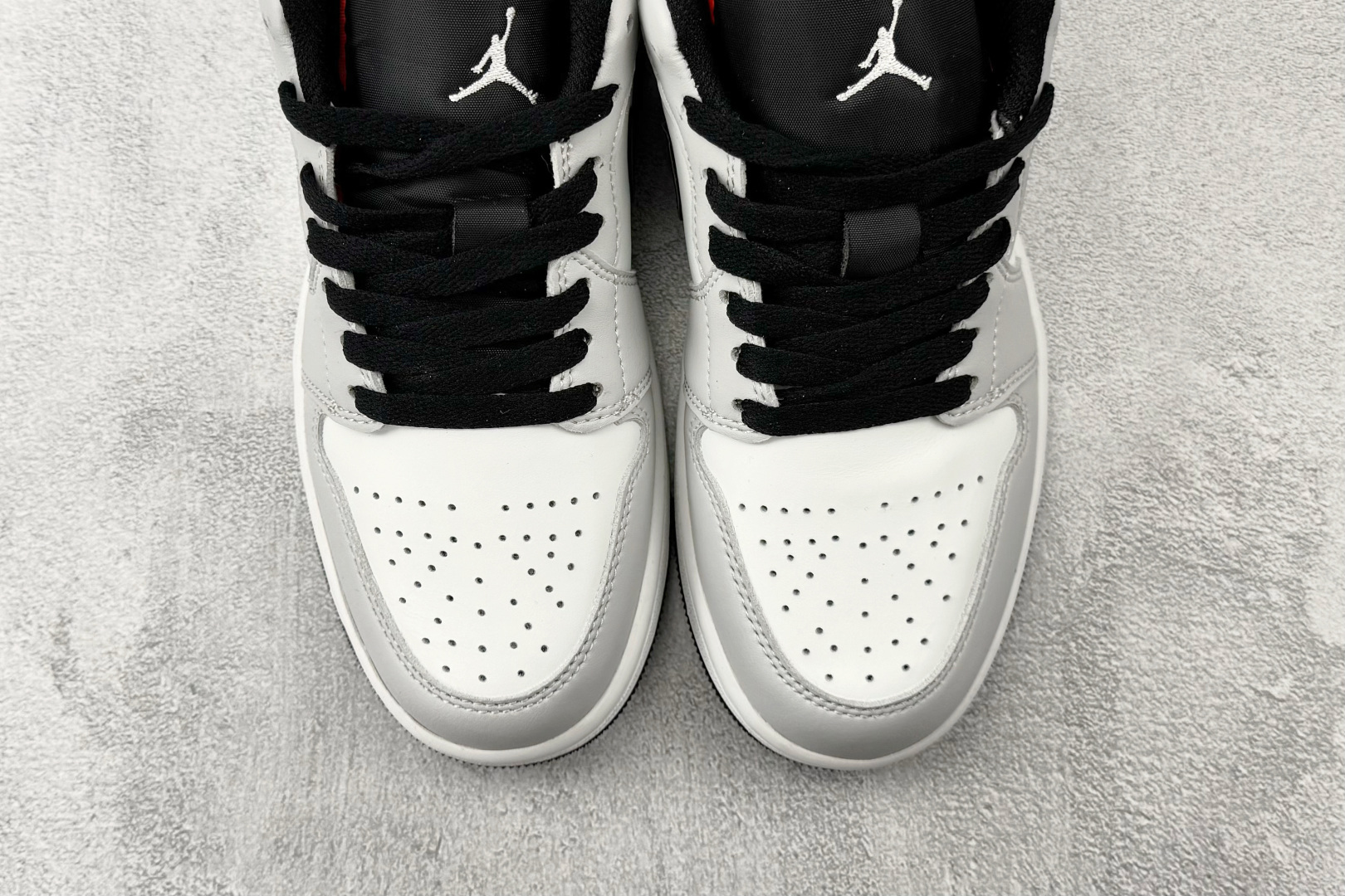 平台爆款 Jordan Air Jordan 1白黑色 553558-045 平台爆款 Jordan Air Jordan 1白黑色 553558-045
