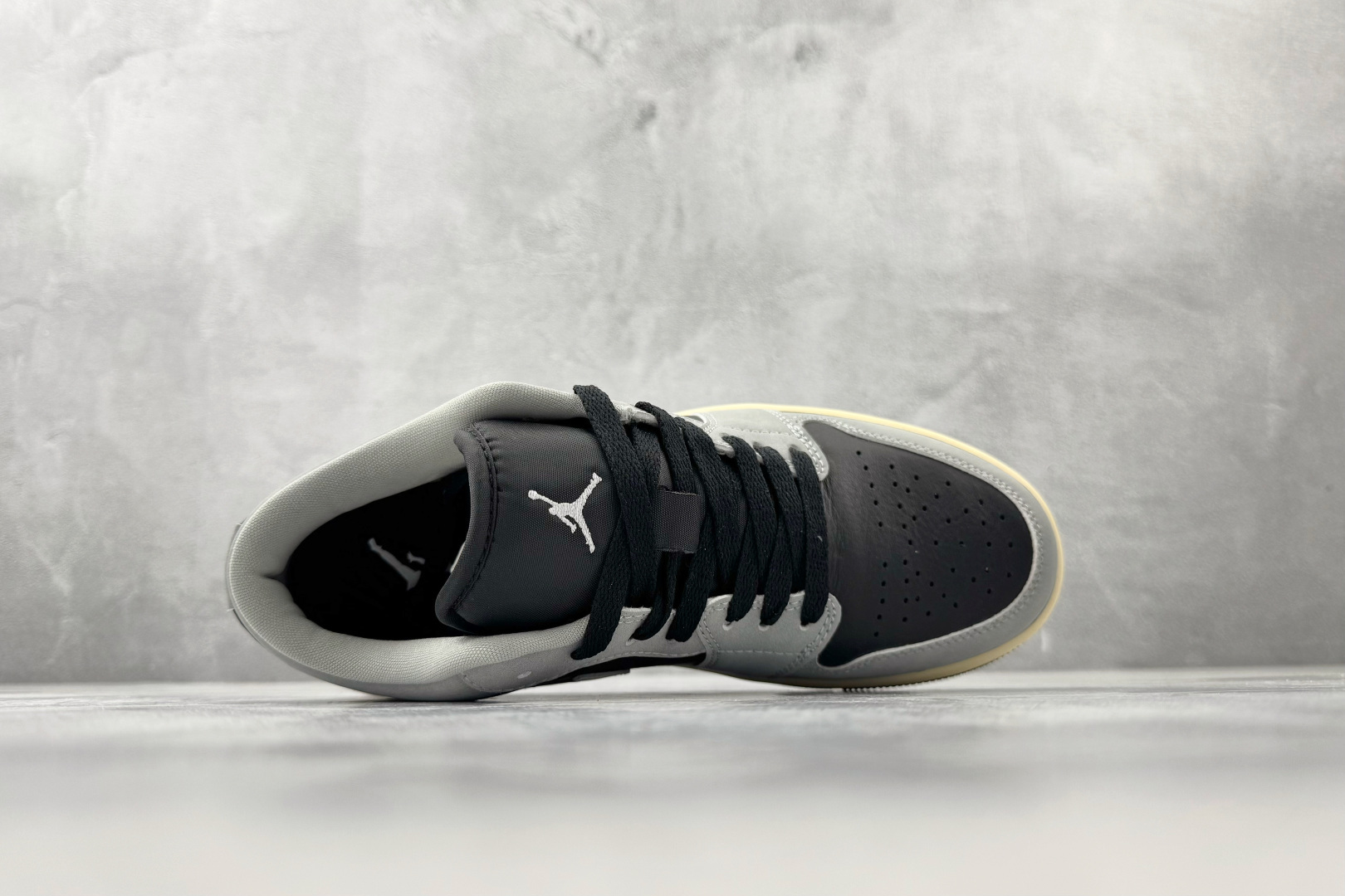 平台爆款 Jordan Air Jordan 1 黑灰 HQ2010-012 平台爆款 Jordan Air Jordan 1 黑灰 HQ2010-012