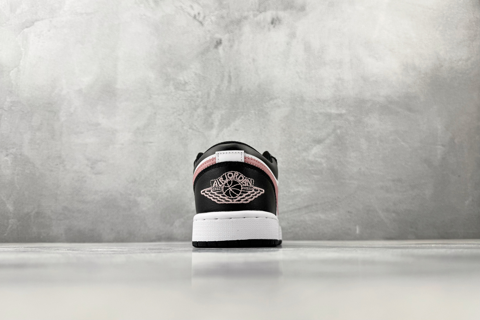 平台爆款 Jordan Air Jordan 1 黑粉 553558-165 平台爆款 Jordan Air Jordan 1 黑粉 553558-165