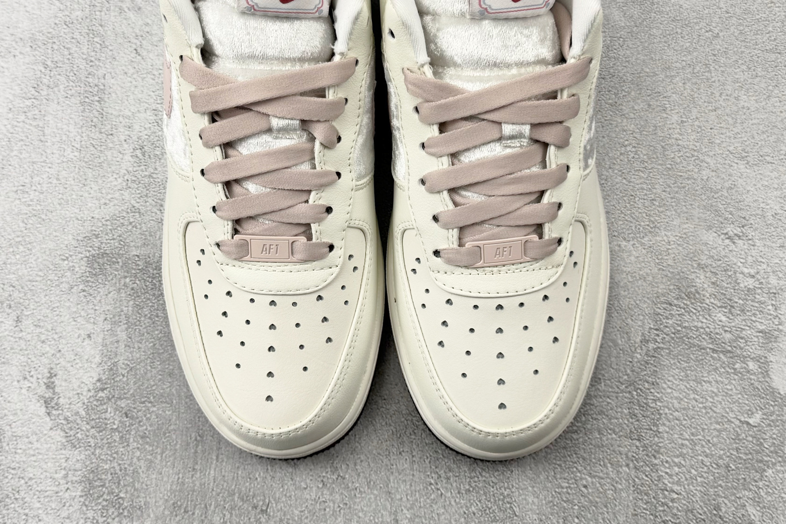 口碑之作 Nike Air Force 1 '07 ”Valentine’s Day” 情人节限定情侣款 白粉色 IQ4937-161 口碑之作 Nike Air Force 1 '07 ”Valentine’s Day” 情人节限定情侣款 白粉色 IQ4937-161