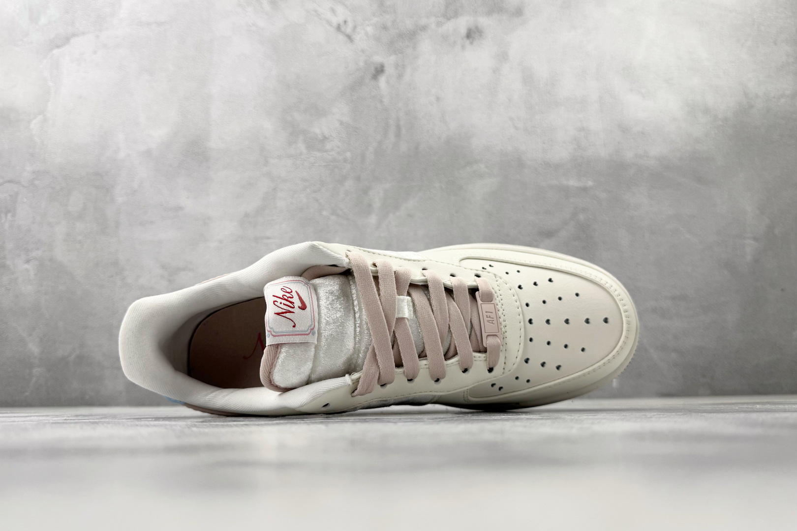 口碑之作 Nike Air Force 1 '07 ”Valentine’s Day” 情人节限定情侣款 白粉色 IQ4937-161 口碑之作 Nike Air Force 1 '07 ”Valentine’s Day” 情人节限定情侣款 白粉色 IQ4937-161