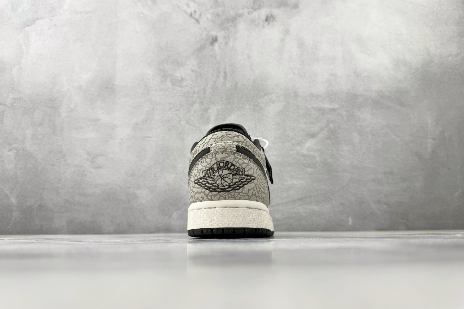 平台爆款 Jordan Air Jordan 1 帆白宝蓝 IU2268-100 平台爆款 Jordan Air Jordan 1 帆白宝蓝 IU2268-100
