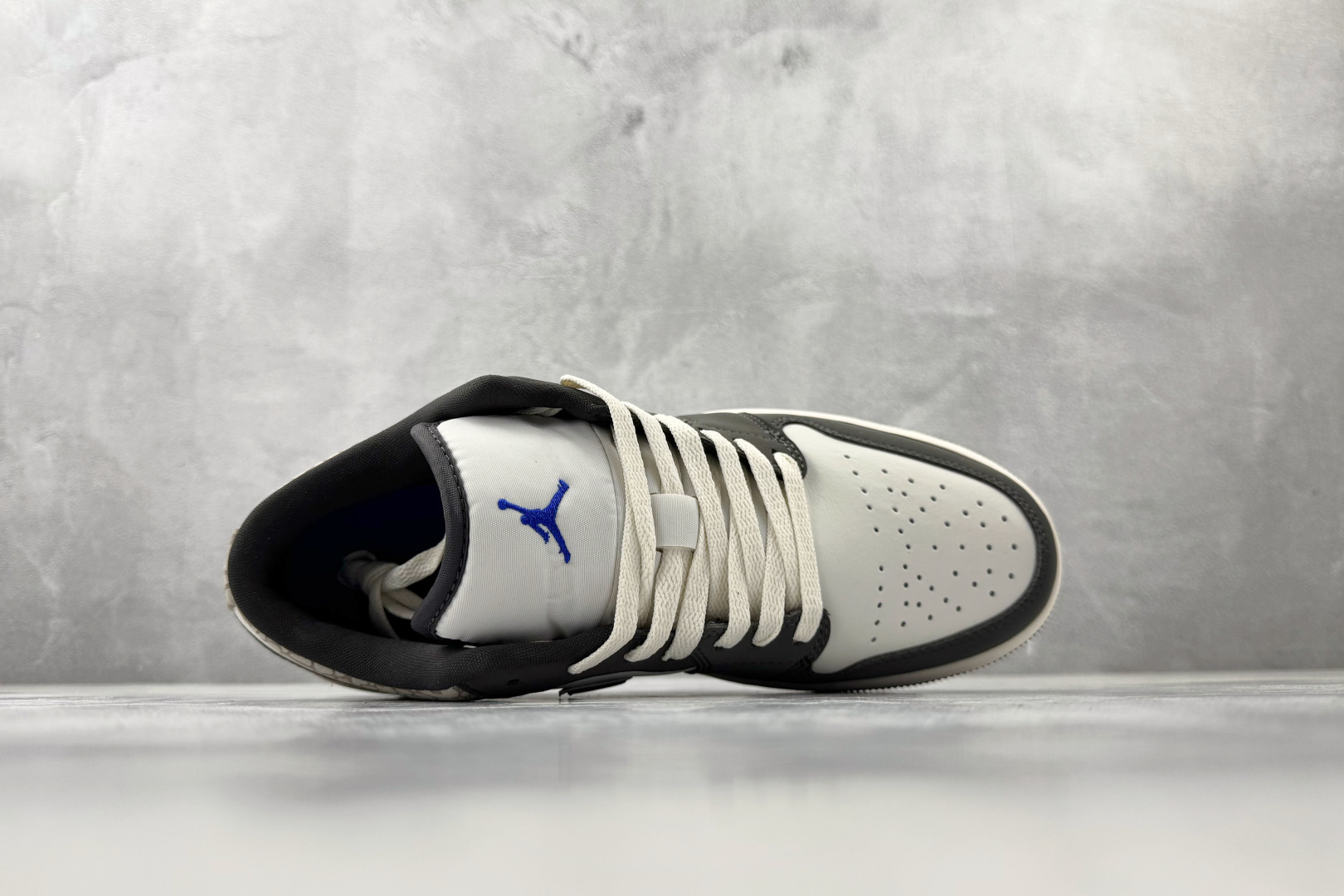 平台爆款 Jordan Air Jordan 1 帆白宝蓝 IU2268-100 平台爆款 Jordan Air Jordan 1 帆白宝蓝 IU2268-100