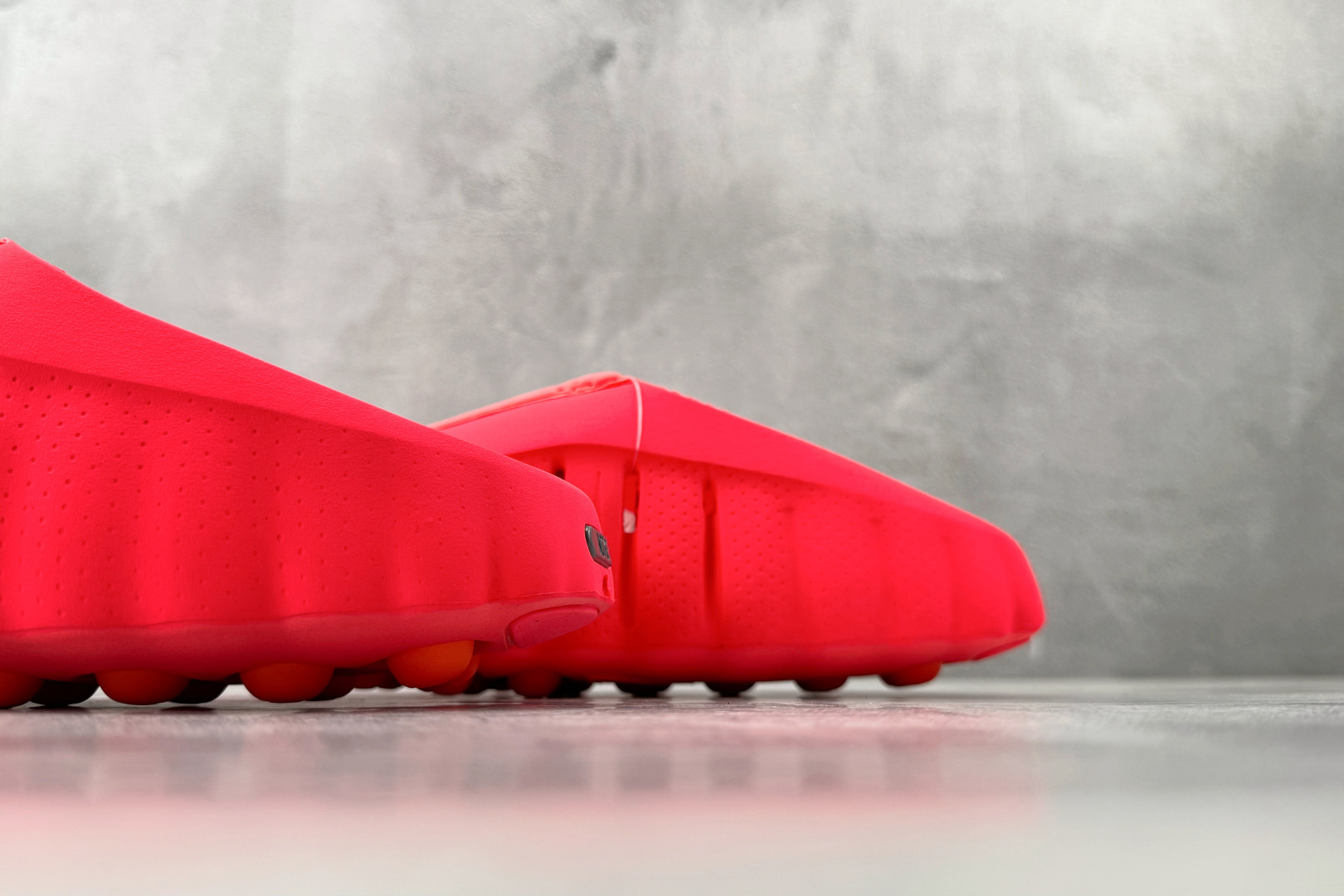 老 PK Nike Mind 001 红色货号：HQ4307-600尺码：36 36.5 37 38.5