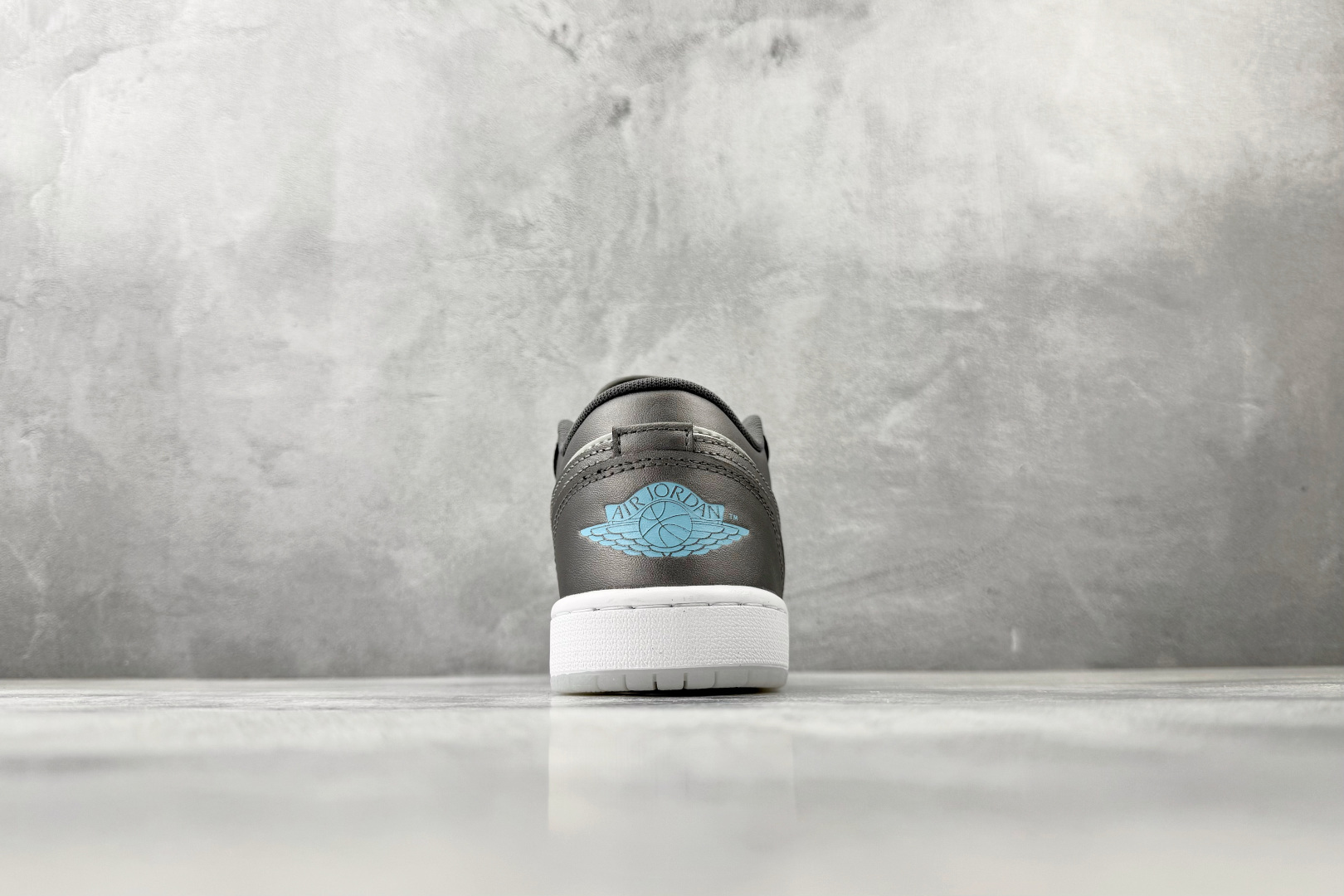 平台爆款 Jordan Air Jordan 1 银灰 HV4398-014 平台爆款 Jordan Air Jordan 1 银灰 HV4398-014