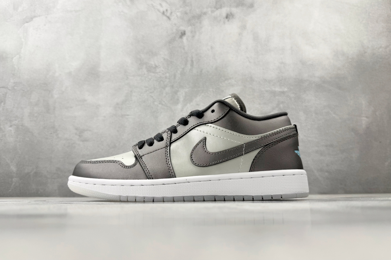 平台爆款 Jordan Air Jordan 1 银灰 HV4398-014 平台爆款 Jordan Air Jordan 1 银灰 HV4398-014