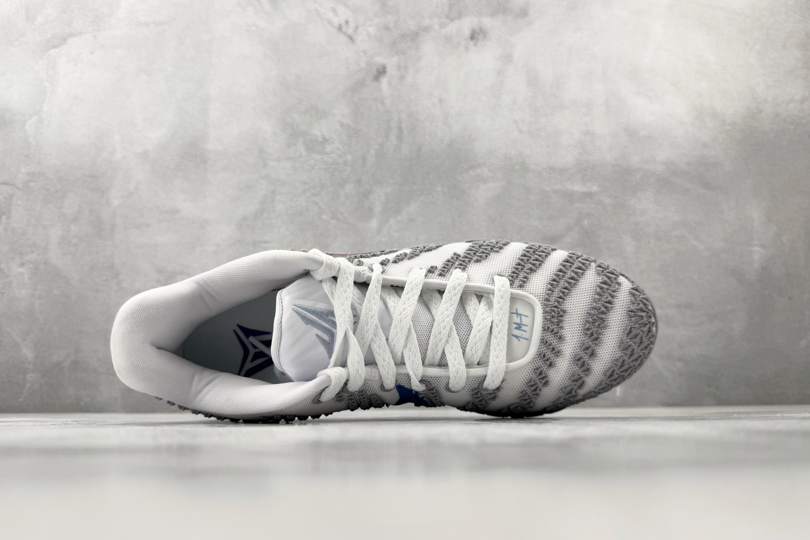 OX Nike Ja 3 莫兰特三代 灰白货号：HF2794-100尺码：36 36.5 37.5 38