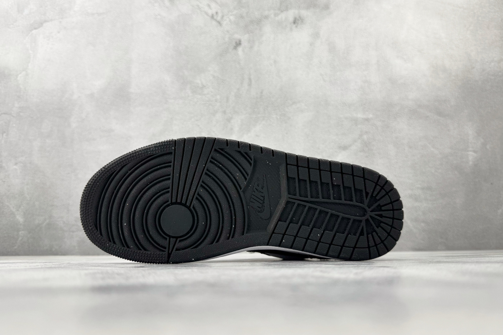 平台爆款 Jordan Air Jordan 1 low 黑白 IX8740-101