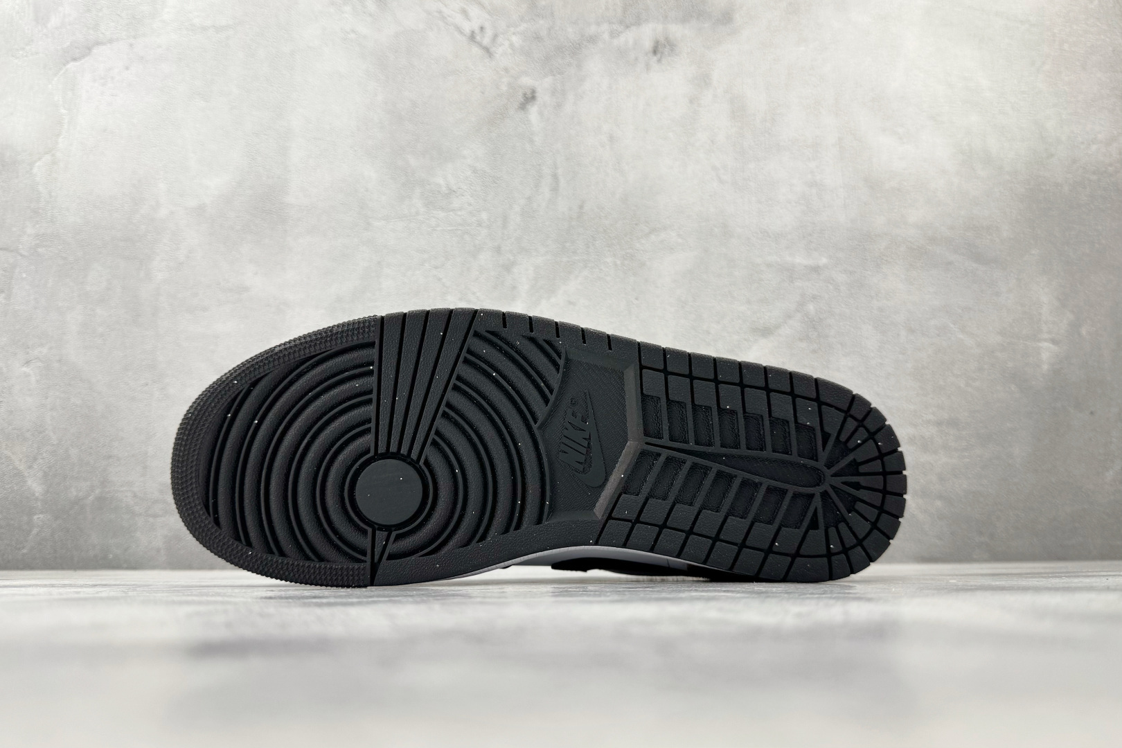 综合版 Jordan Air Jordan 1 黑白 IX8740-101 综合版 Jordan Air Jordan 1 黑白 IX8740-101