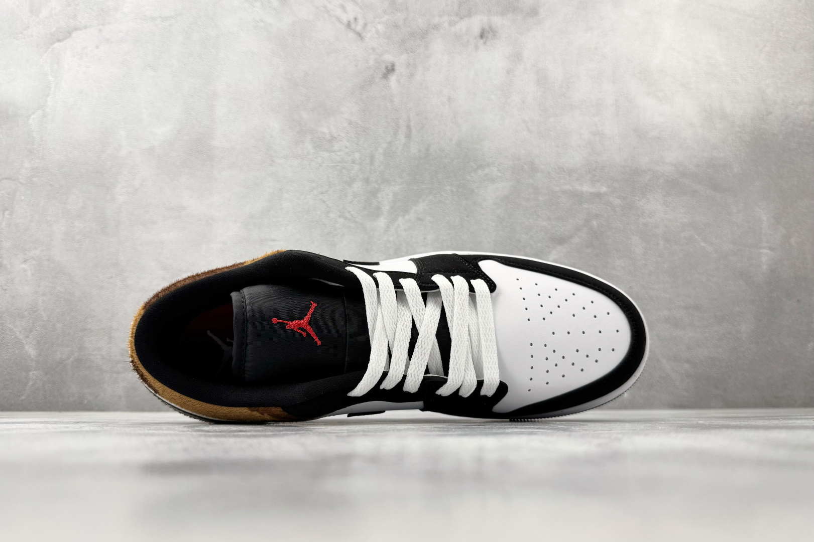 综合版 Jordan Air Jordan 1 黑白 IX8740-101 综合版 Jordan Air Jordan 1 黑白 IX8740-101