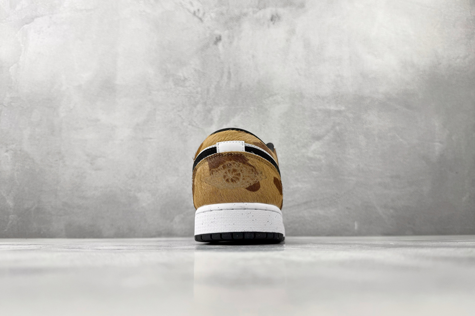 综合版 Jordan Air Jordan 1 黑白 IX8740-101 综合版 Jordan Air Jordan 1 黑白 IX8740-101
