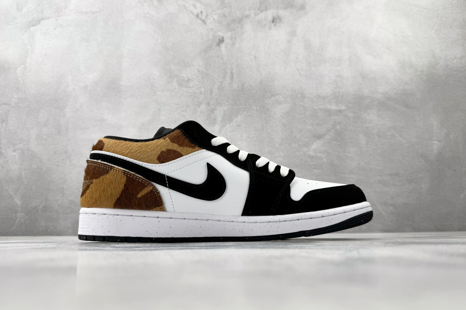综合版 Jordan Air Jordan 1 黑白 IX8740-101 综合版 Jordan Air Jordan 1 黑白 IX8740-101