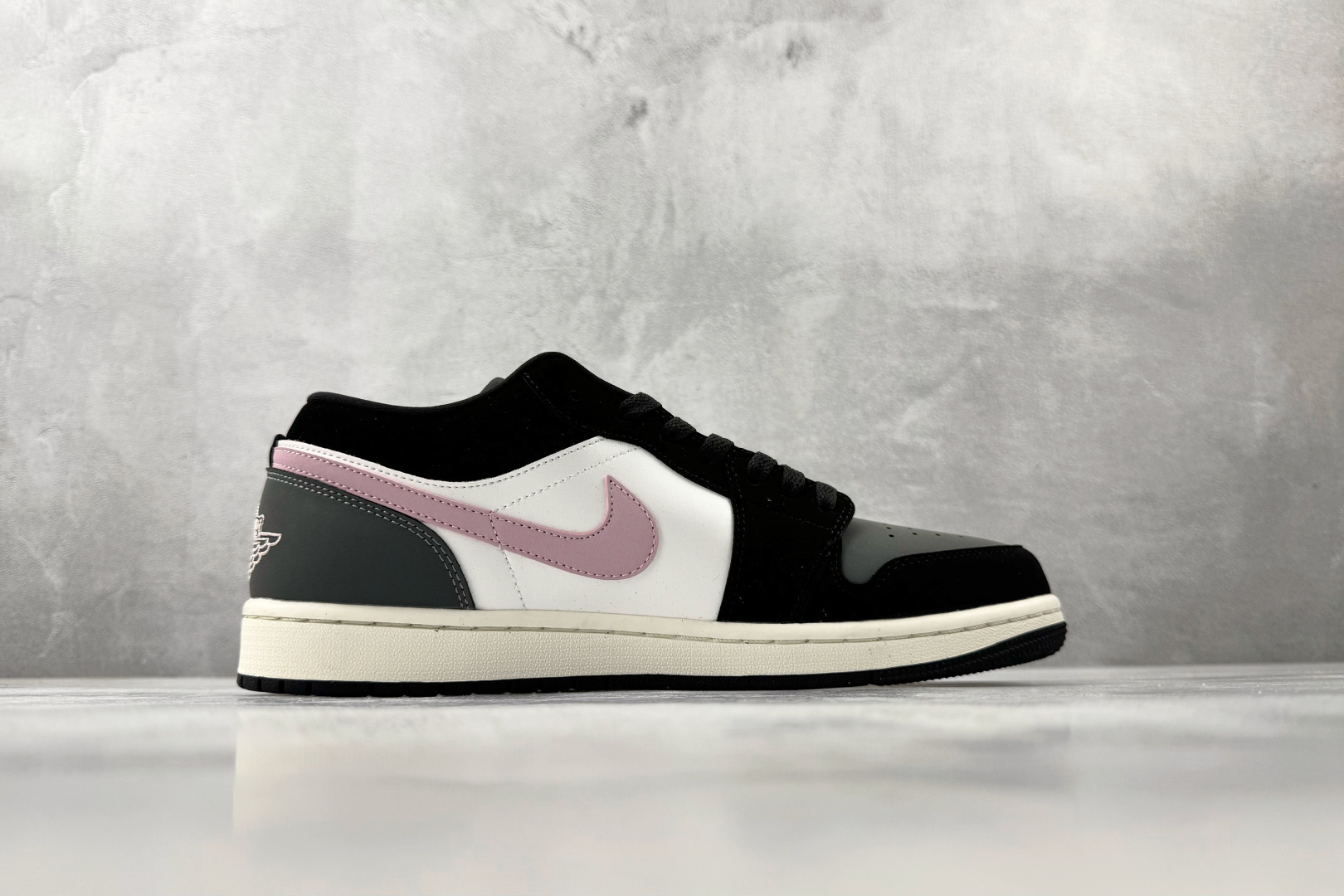 200 综合版 Jordan Air Jordan 1 黑白粉 II3788-003