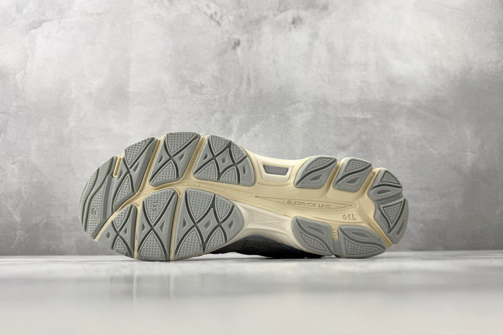 XP 平台专供 ASICS GEL-NYC系列 米灰色货号：1203A372-600尺码：36 36.5