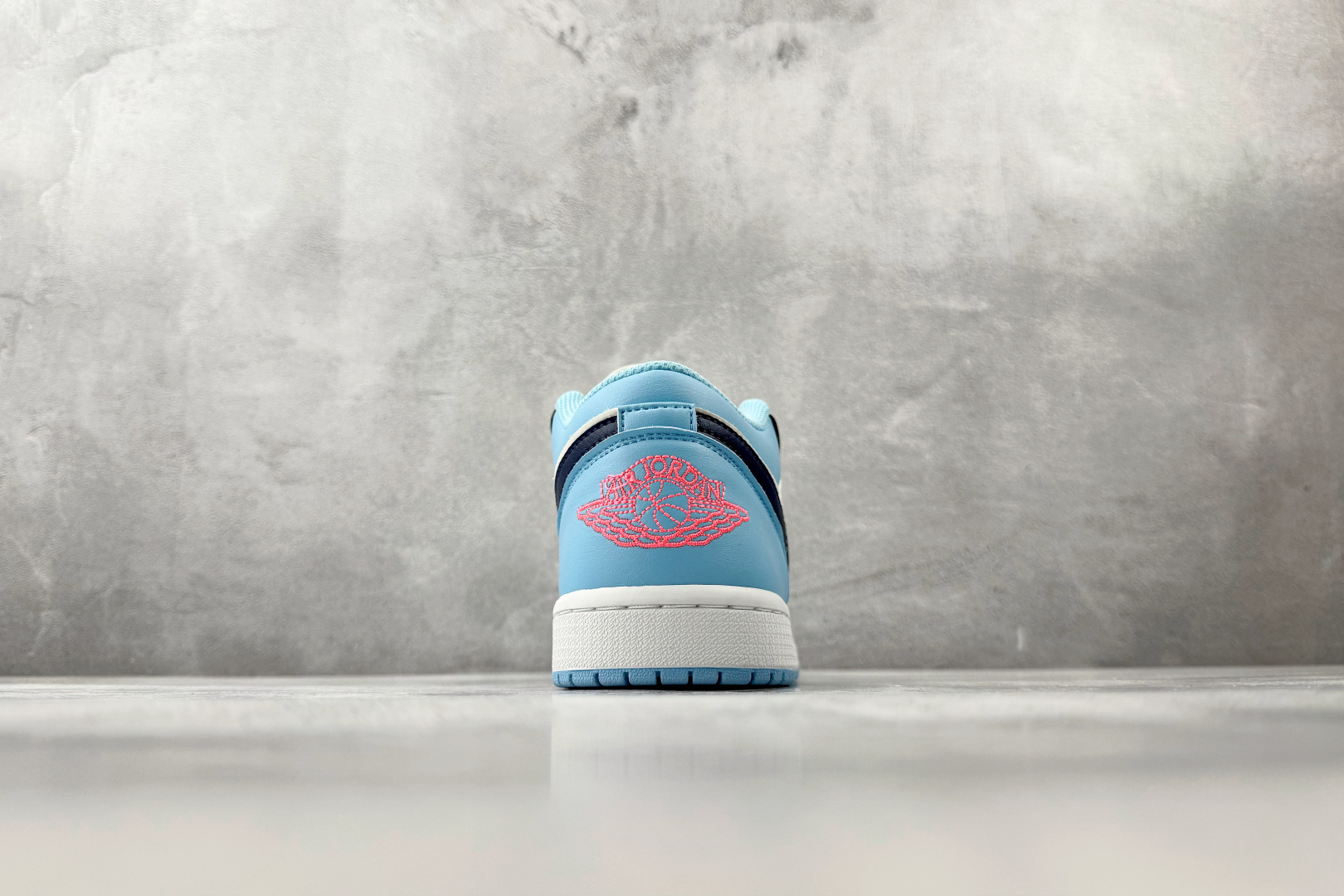 平台爆款 Jordan Air Jordan 1 白蓝色 553558-149-Top High Quatity Cheap Sneakers Fashion Clothing Clothes Bags handbags Shoes of all Brand wholesale With The best Quality And Beautiful Price from China Factory Chinese suppliers wholesaler seller 平台爆款 Jordan Air Jordan 1 白蓝色 553558-149