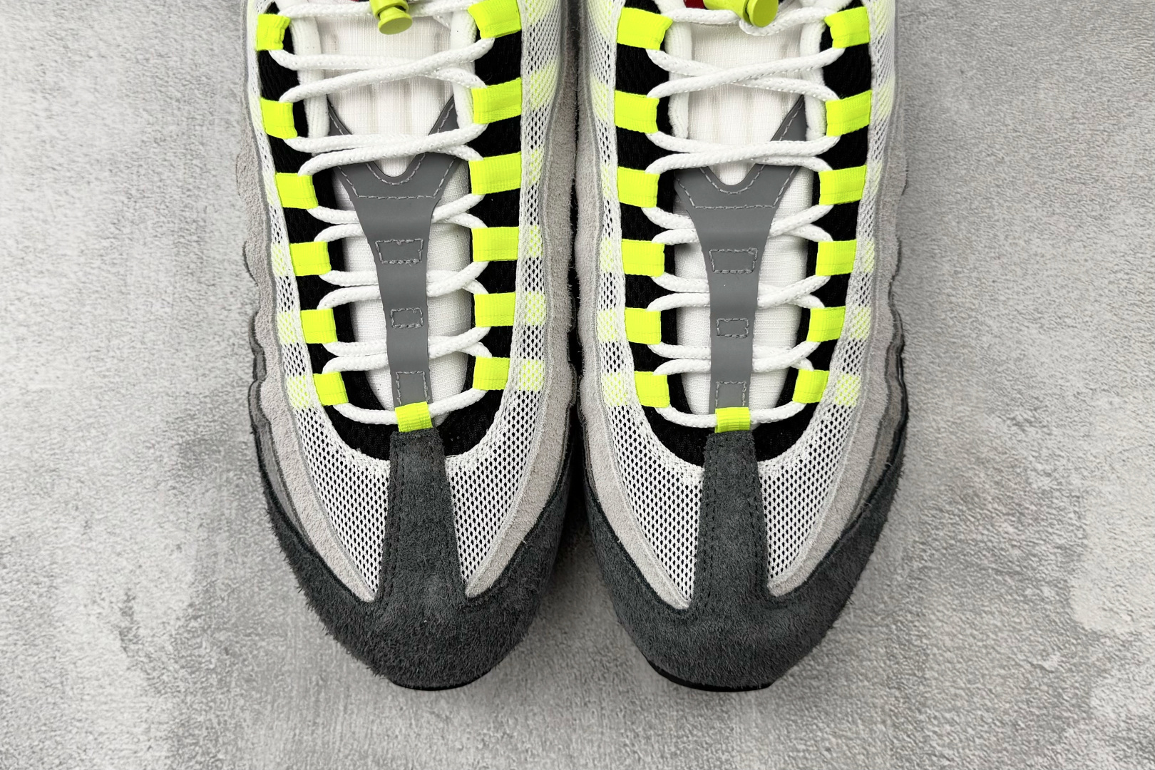 口碑神作 UNDEFEATED × Nike Air Max 95 纽约限定 灰绿 IB4523-004