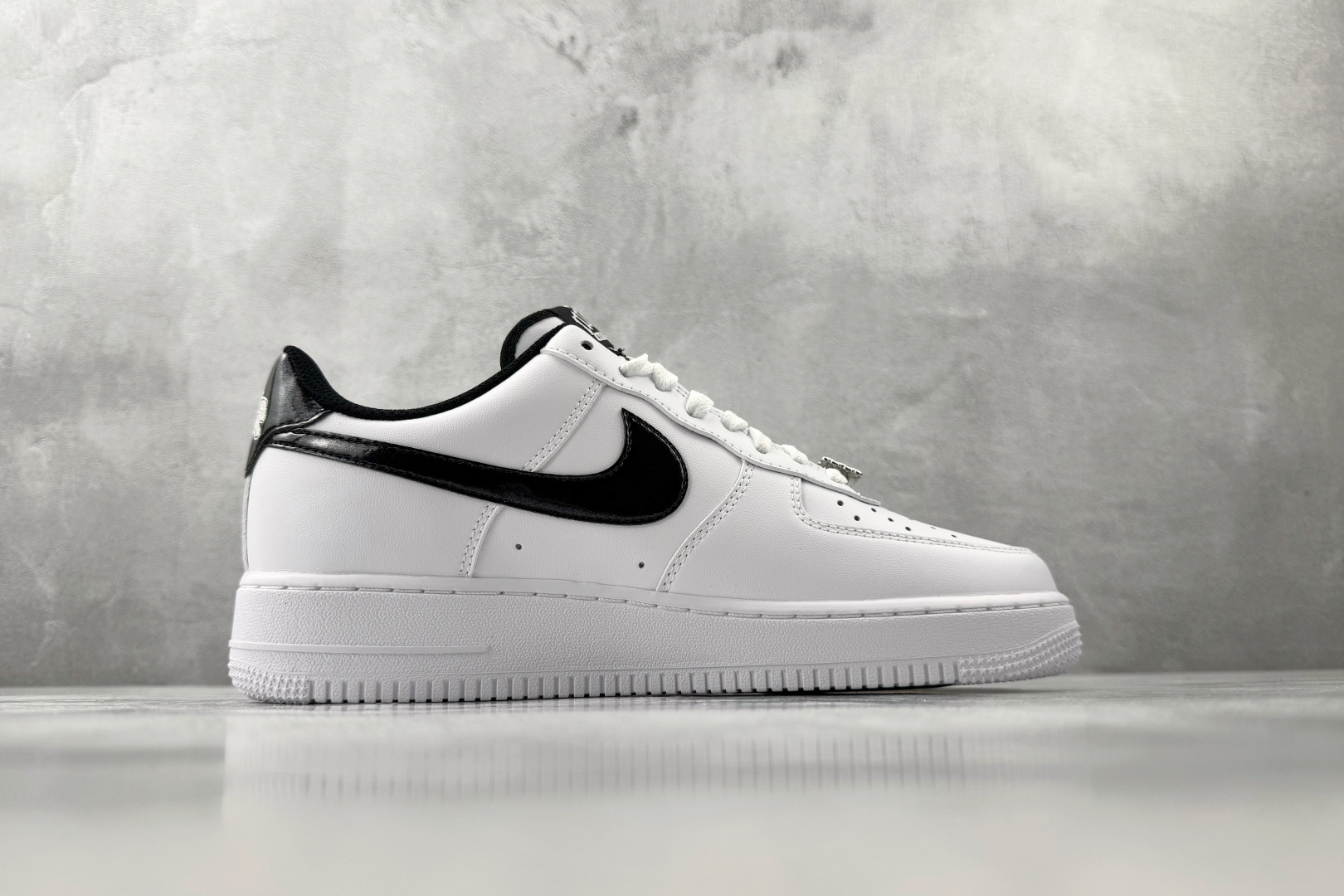 200 口碑之作 Nike Air Force 1 白黑色 HF2898-101