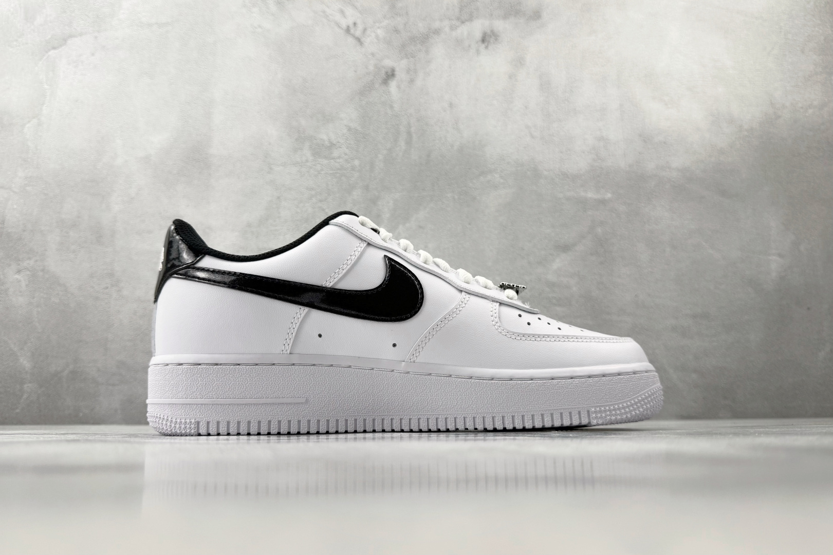 Nike Air Force 1 白黑色 HF2898-101-Top High Quatity Cheap Sneakers Fashion Clothing Clothes Bags handbags Shoes of all Brand wholesale With The best Quality And Beautiful Price from China Factory Chinese suppliers wholesaler seller Nike Air Force 1 白黑色 HF2898-101