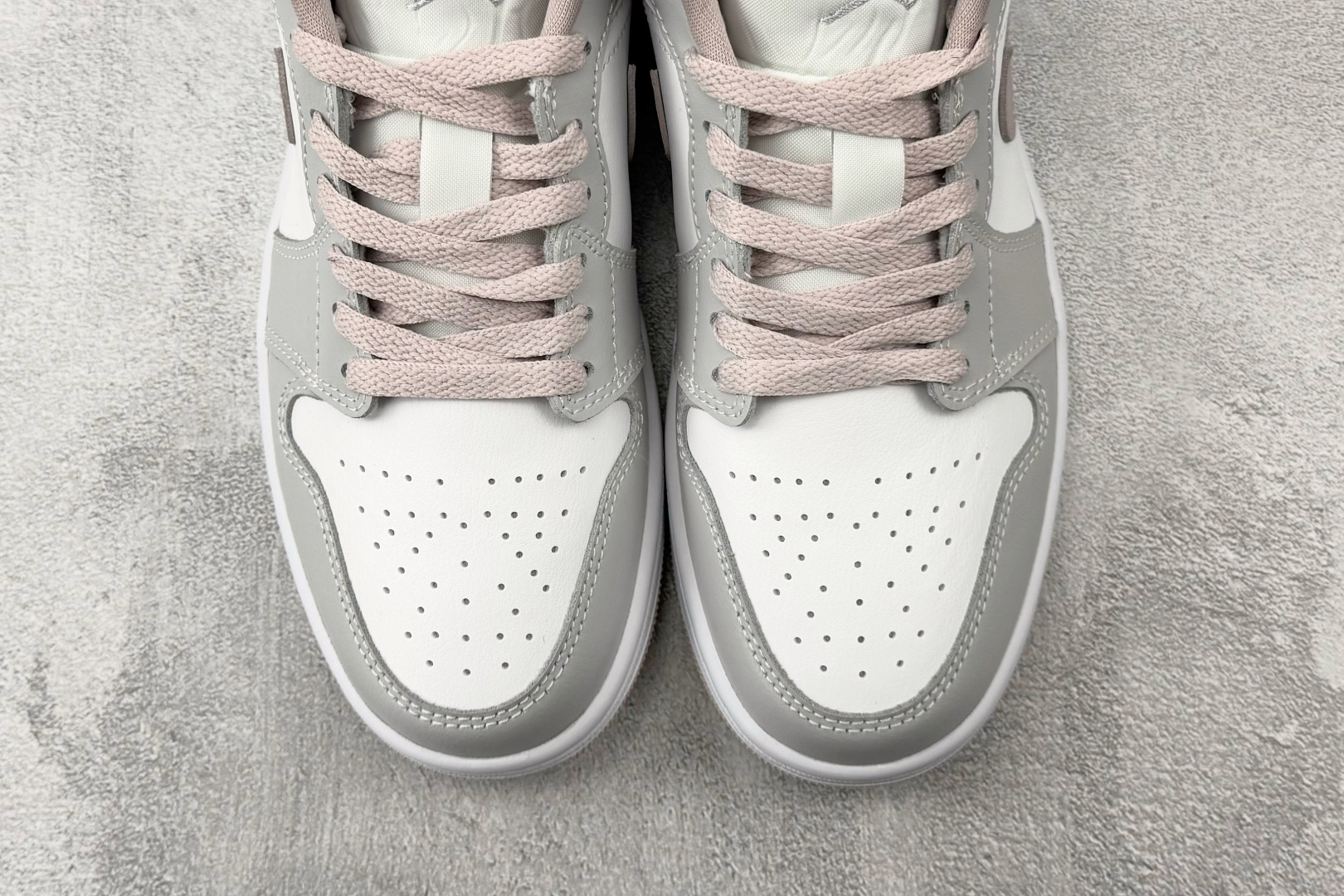 公司级 Jordan Air Jordan 1 粉白货号：DC0774-606尺码：35.5 36 36