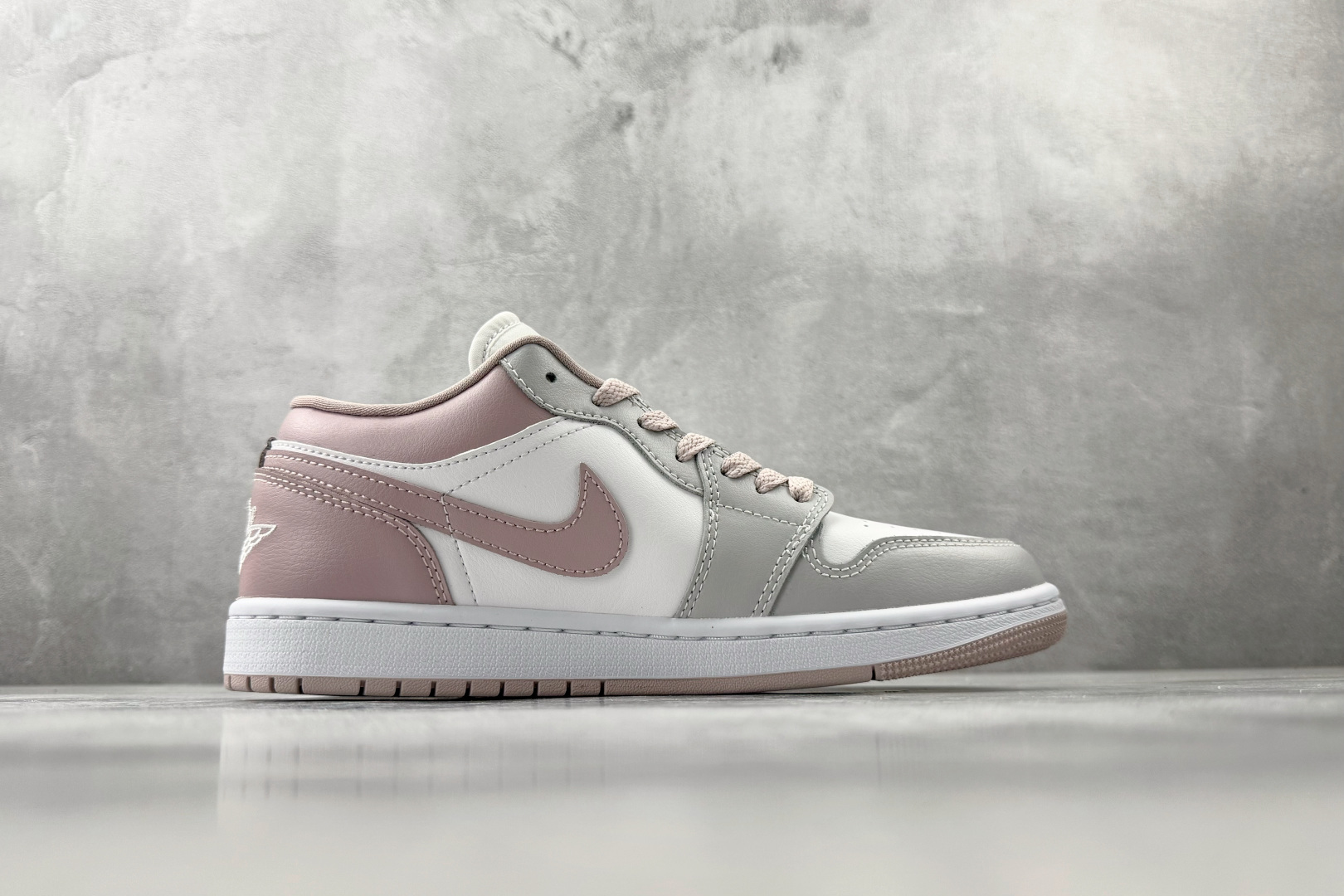 公司级 Jordan Air Jordan 1 粉白货号：DC0774-606尺码：35.5 36 36