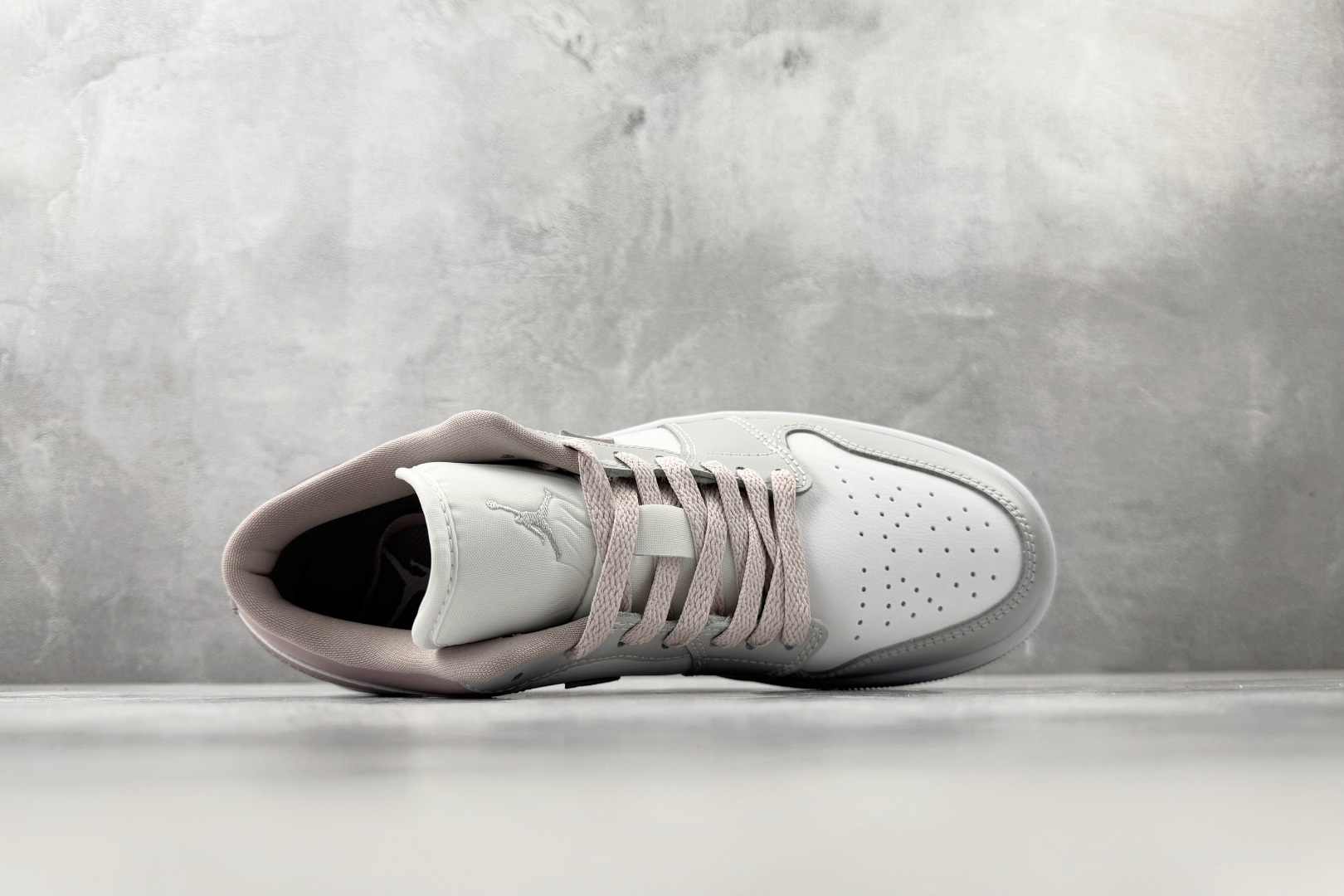 公司级 Jordan Air Jordan 1 粉白货号：DC0774-606尺码：35.5 36 36