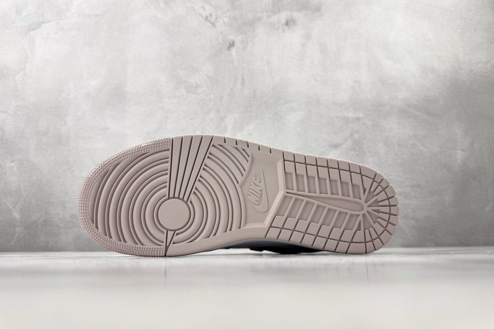 公司级 Jordan Air Jordan 1 粉白货号：DC0774-606尺码：35.5 36 36