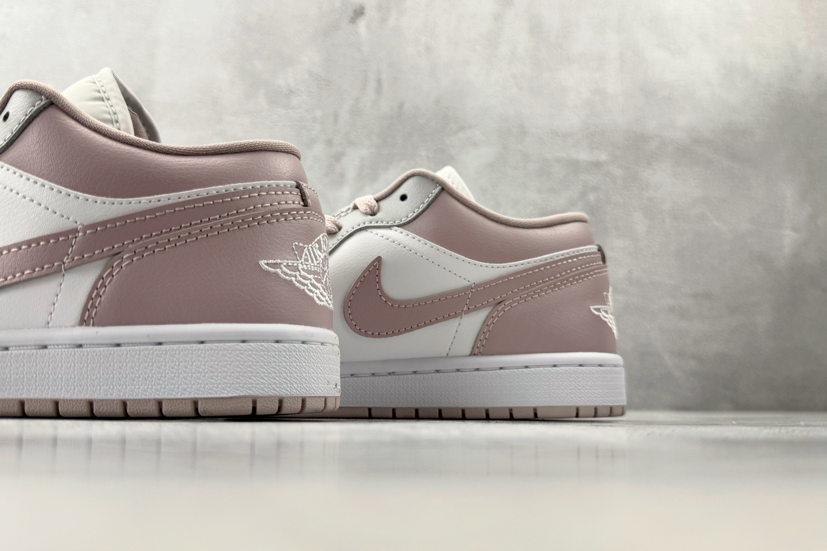 公司级 Jordan Air Jordan 1 粉白货号：DC0774-606尺码：35.5 36 36