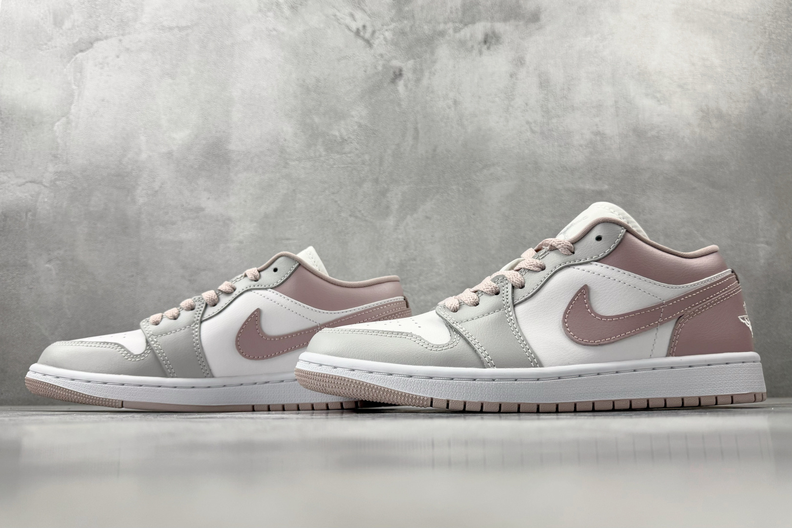 公司级 Jordan Air Jordan 1 粉白货号：DC0774-606尺码：35.5 36 36