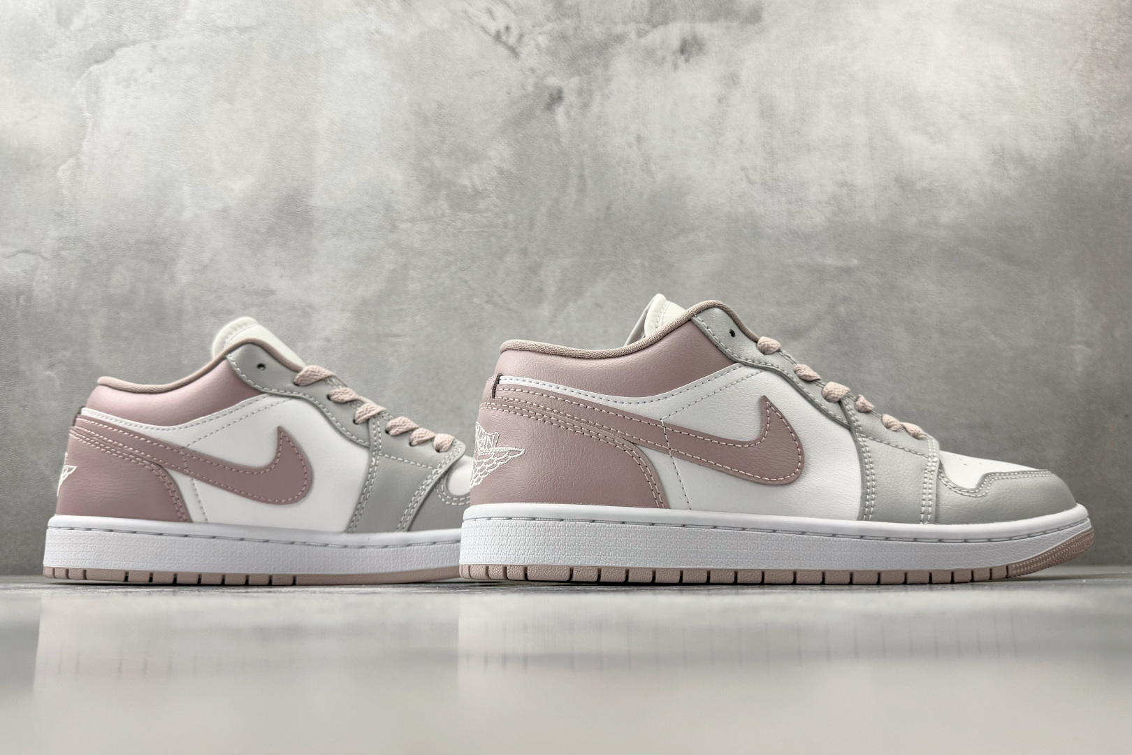 公司级 Jordan Air Jordan 1 粉白货号：DC0774-606尺码：35.5 36 36