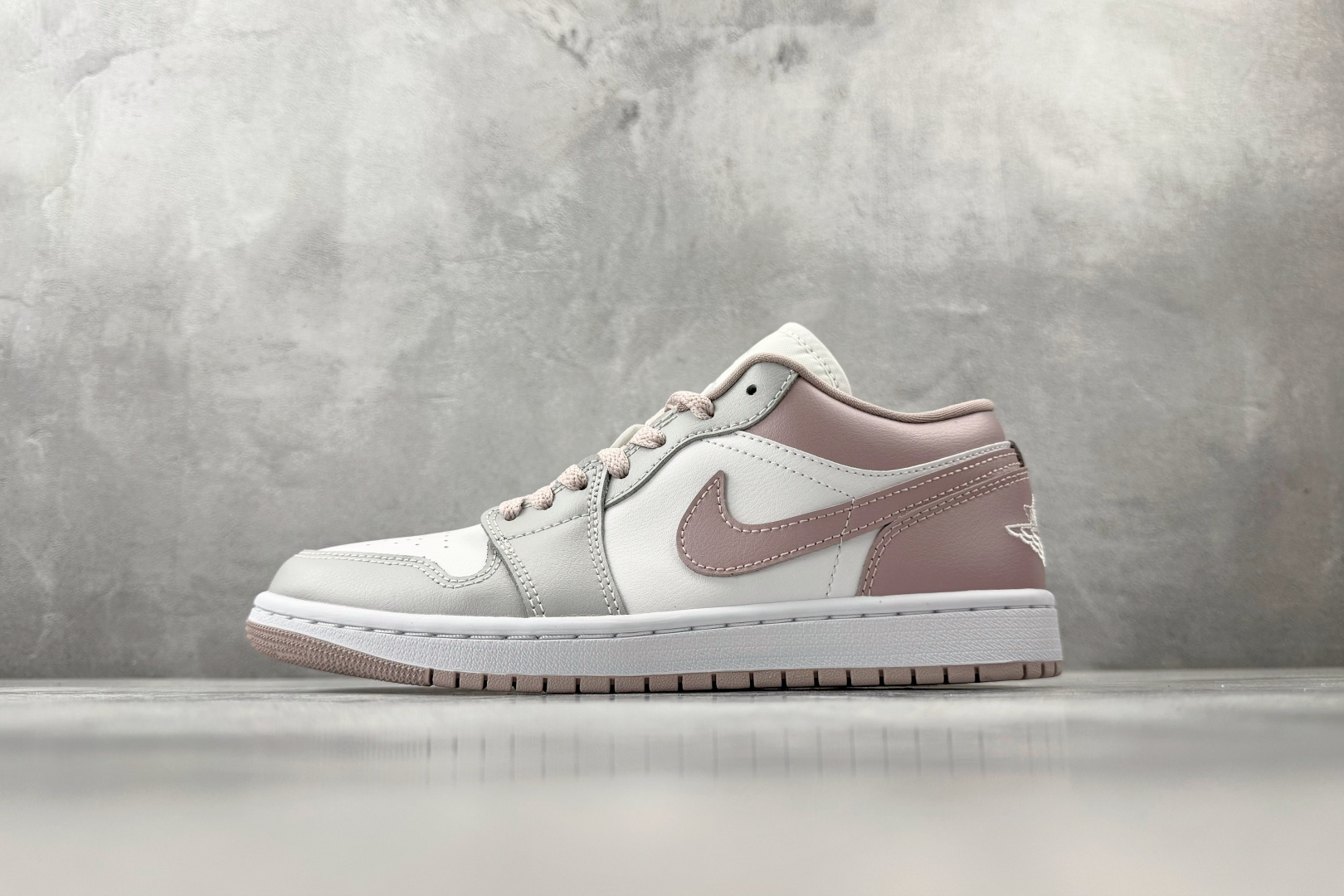 公司级 Jordan Air Jordan 1 粉白货号：DC0774-606尺码：35.5 36 36