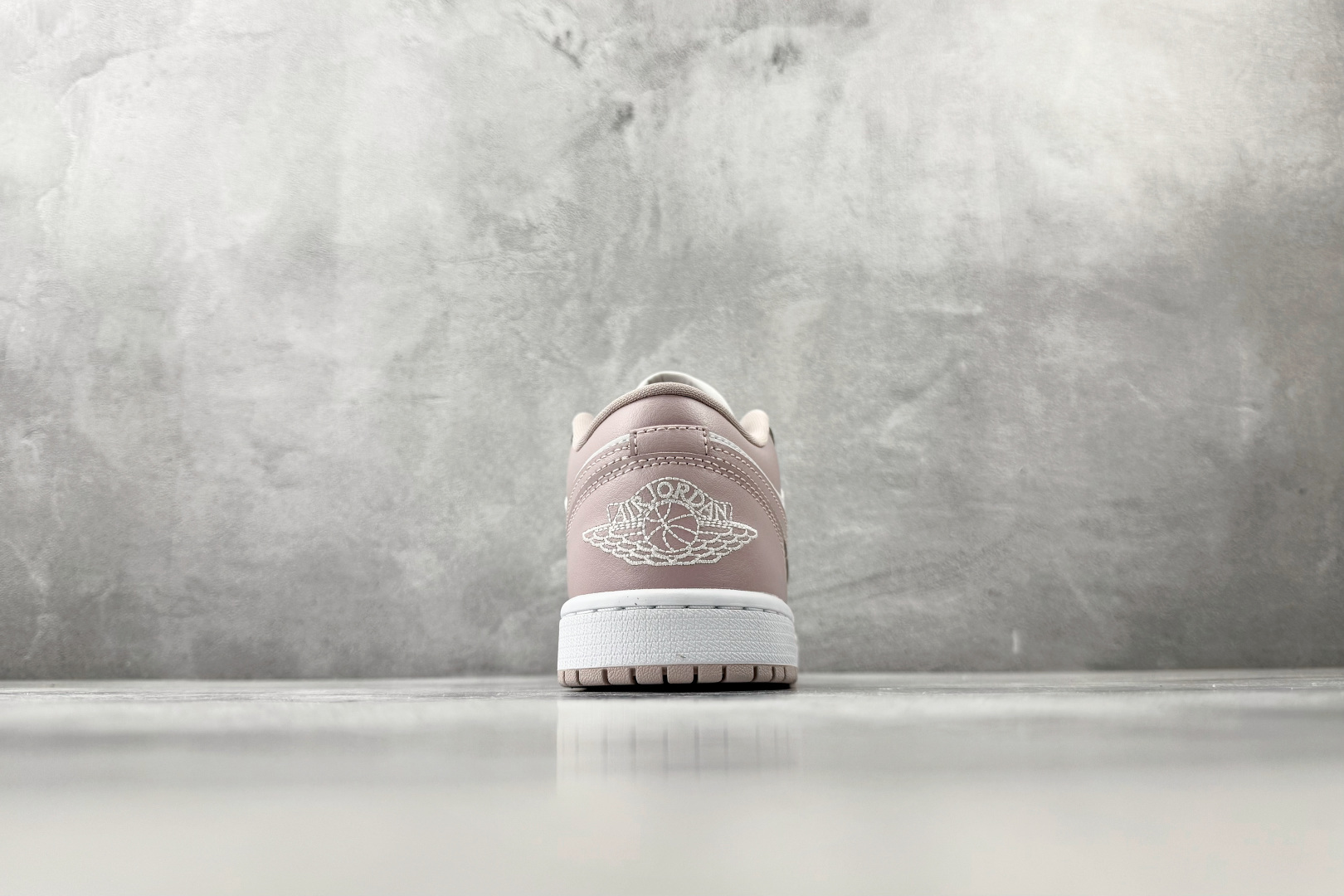 公司级 Jordan Air Jordan 1 粉白货号：DC0774-606尺码：35.5 36 36