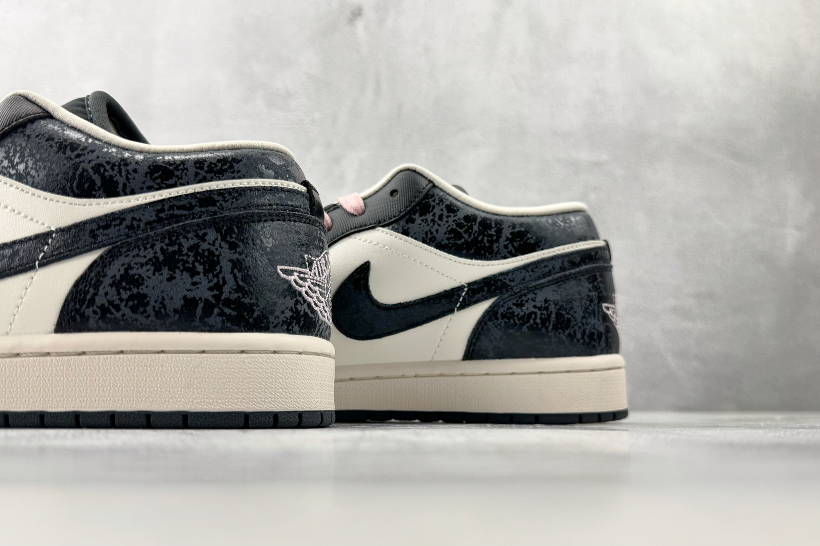综合版 Jordan Air Jordan 1 SE Iced Carmine 炭黑 II0595-001-Top High Quatity Cheap Sneakers Fashion Clothing Clothes Bags handbags Shoes of all Brand wholesale With The best Quality And Beautiful Price from China Factory Chinese suppliers wholesaler seller 综合版 Jordan Air Jordan 1 SE Iced Carmine 炭黑 II0595-001