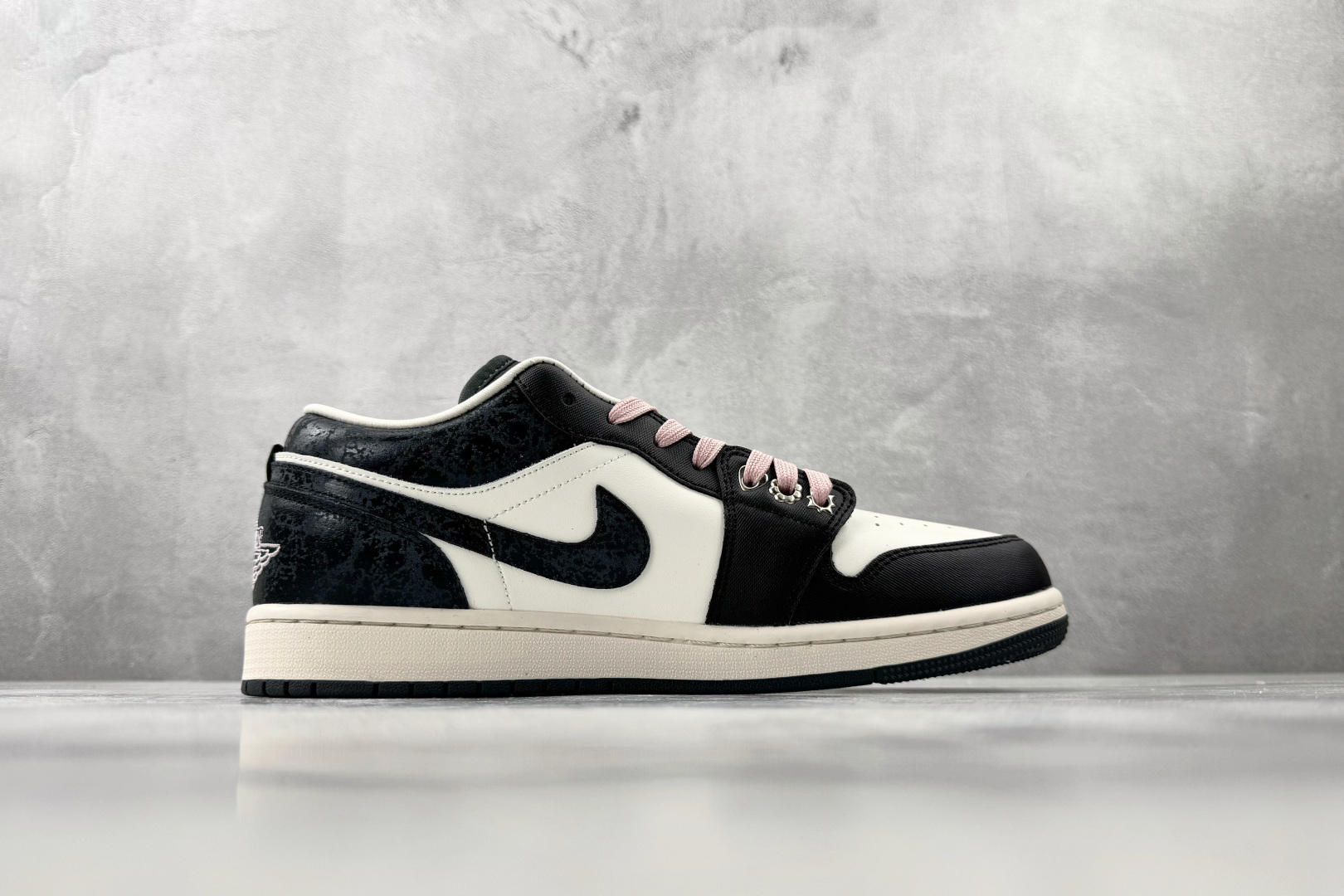 综合版 Jordan Air Jordan 1 SE Iced Carmine 炭黑 II0595-001-Top High Quatity Cheap Sneakers Fashion Clothing Clothes Bags handbags Shoes of all Brand wholesale With The best Quality And Beautiful Price from China Factory Chinese suppliers wholesaler seller 综合版 Jordan Air Jordan 1 SE Iced Carmine 炭黑 II0595-001