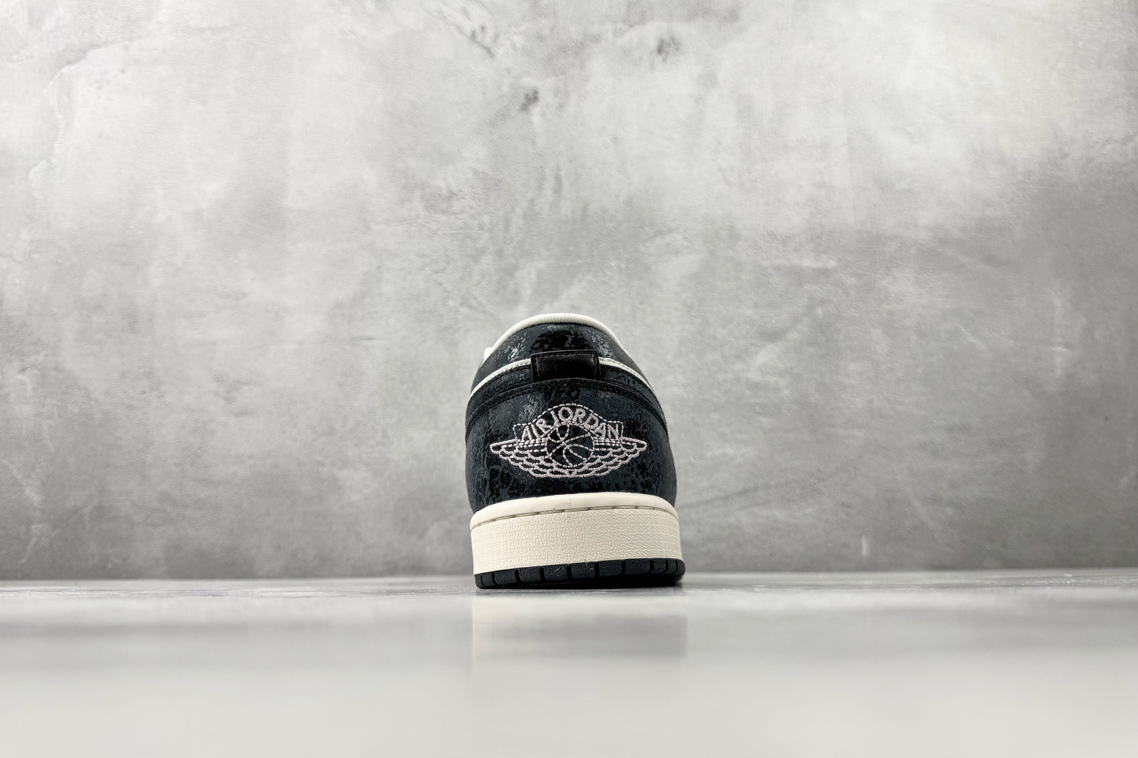 综合版 Jordan Air Jordan 1 SE Iced Carmine 炭黑 II0595-001-Top High Quatity Cheap Sneakers Fashion Clothing Clothes Bags handbags Shoes of all Brand wholesale With The best Quality And Beautiful Price from China Factory Chinese suppliers wholesaler seller 综合版 Jordan Air Jordan 1 SE Iced Carmine 炭黑 II0595-001
