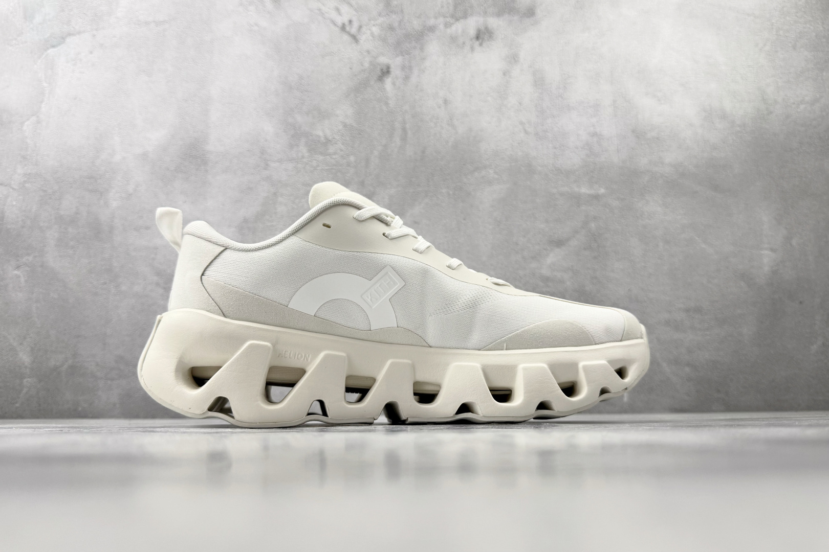 200 On × KITH K-Tech 1米白 3MG1077