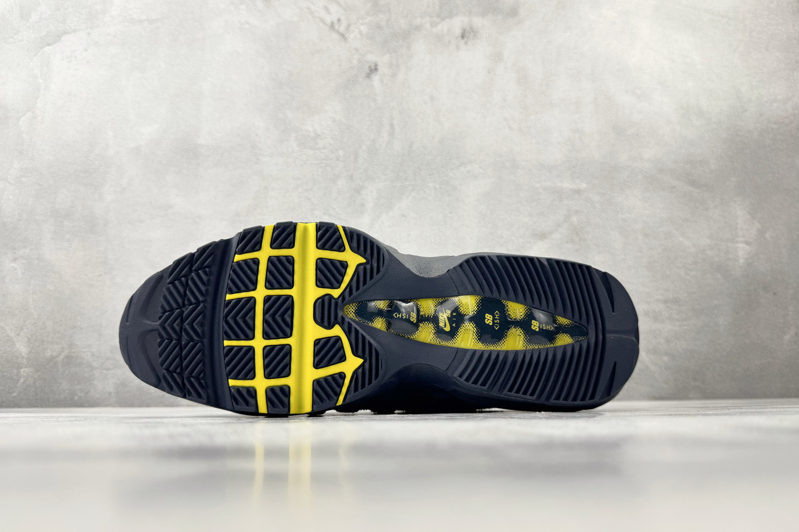 380 顶级完美复刻 Eric Koston x Nike Air Max 95 ”Obsidian and Speed Yellow” 蓝白 HQ8492-400