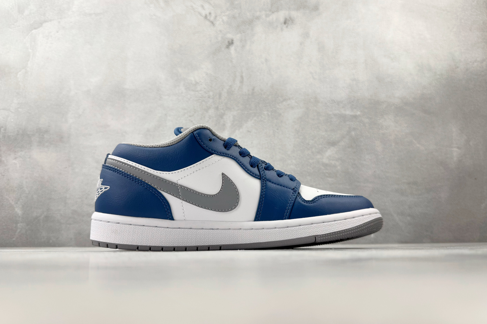 平台爆款 Jordan Air Jordan 1 Low True Blue 白蓝色 553558-412-Top High Quatity Cheap Sneakers Fashion Clothing Clothes Bags handbags Shoes of all Brand wholesale With The best Quality And Beautiful Price from China Factory Chinese suppliers wholesaler seller 平台爆款 Jordan Air Jordan 1 Low True Blue 白蓝色 553558-412