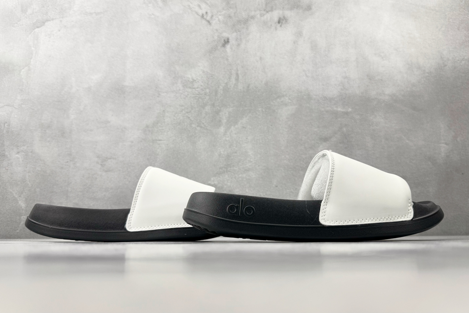 130 alo yoga Unisex it Slide 白黑 58016840-Chinese UA Cheap High Quatity Brand Clothes Bags handbags Sneakers wholesale wholesaler seller from China Factory suppliers Fashion Clothing Shoes best Quality Beautiful Price 130 alo yoga Unisex it Slide 白黑 58016840