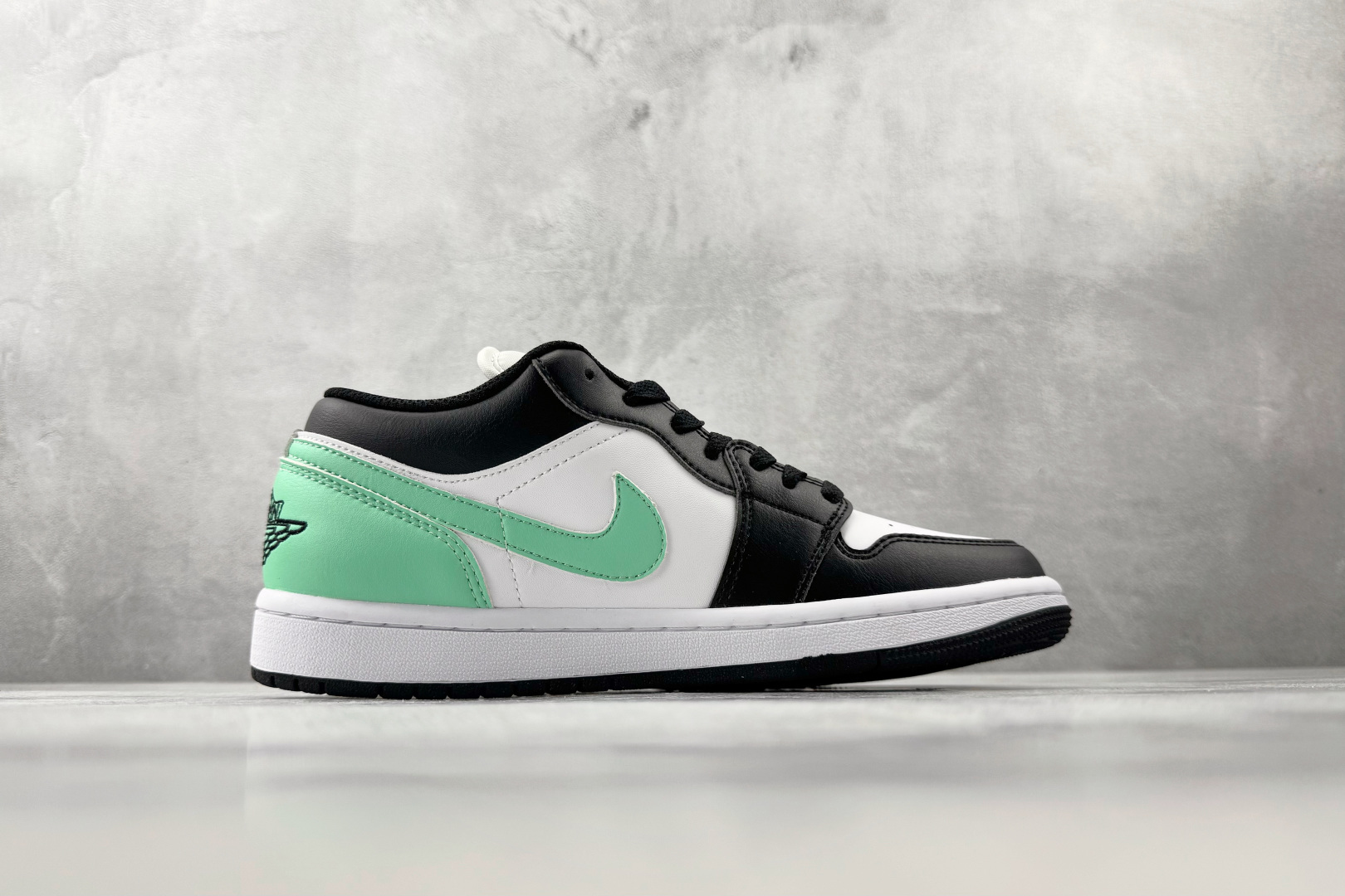 平台爆款 Jordan Air Jordan 1 low 白绿 553558-131-Top High Quatity Cheap Sneakers Fashion Clothing Clothes Bags handbags Shoes of all Brand wholesale With The best Quality And Beautiful Price from China Factory Chinese suppliers wholesaler seller 平台爆款 Jordan Air Jordan 1 low 白绿 553558-131