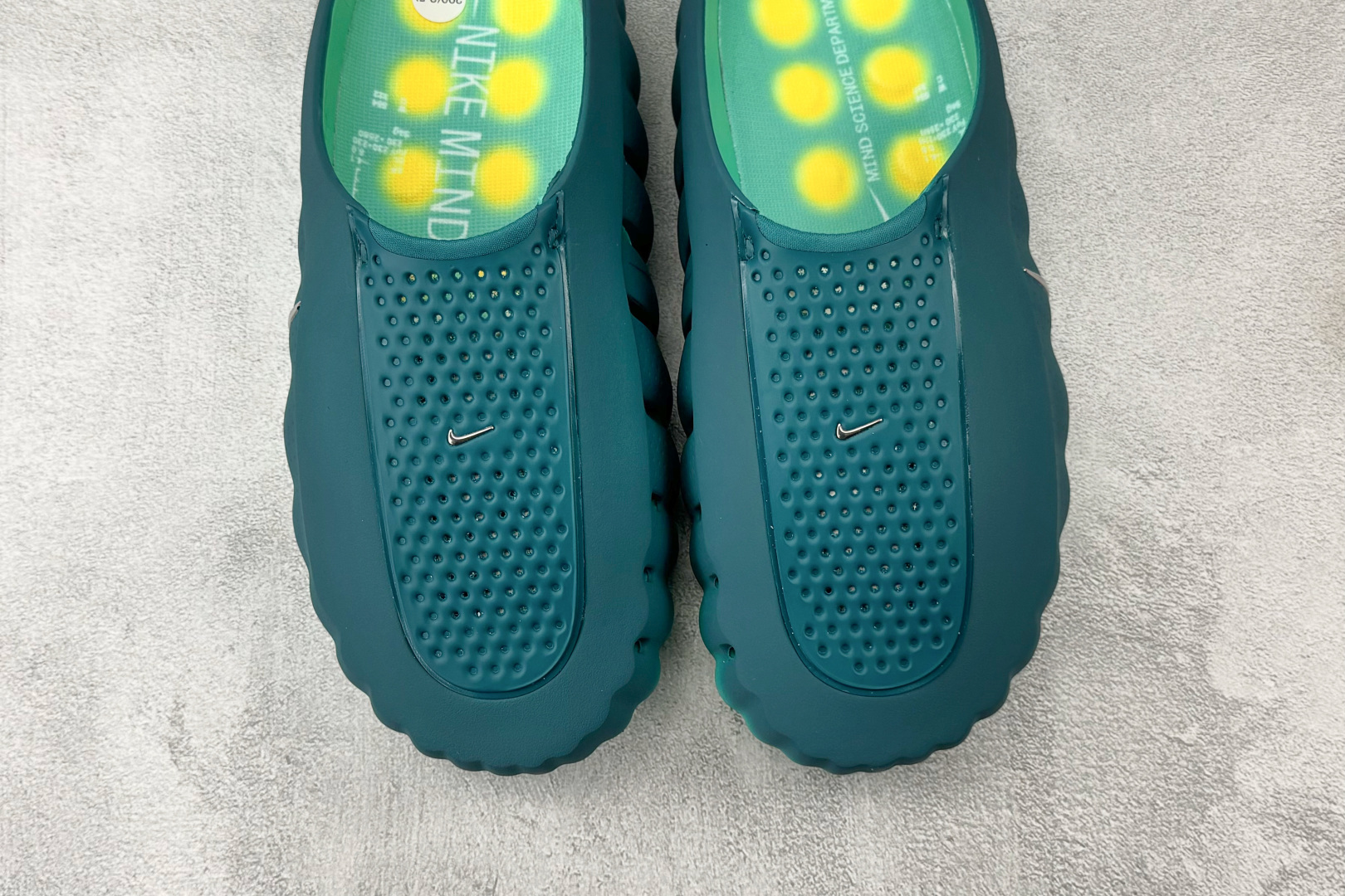 N 版 东南亚订单 Nike Mind 001 晶洞蓝绿 货号:HQ4307-301 尺码:36 36.5 37.5 N 版 东南亚订单 Nike Mind 001 晶洞蓝绿 货号:HQ4307-301 尺码:36 36.5 37.5