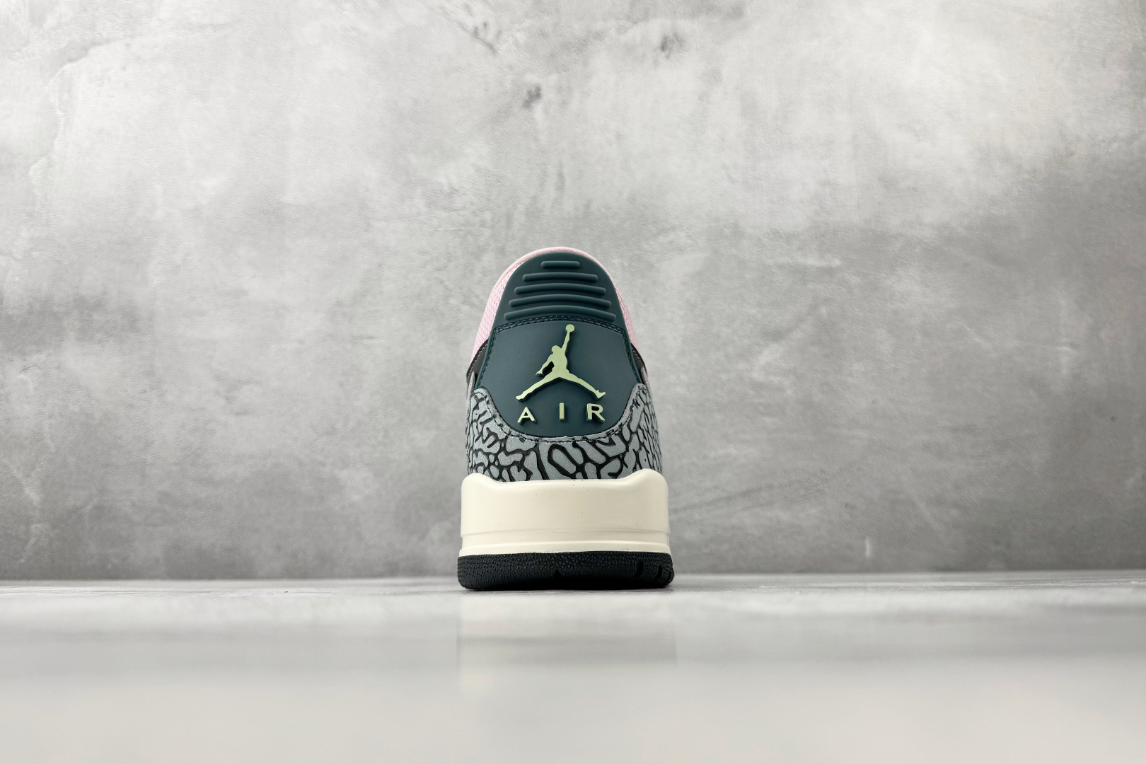 N版 东南亚订单 Jordan Legacy 312 黑粉蓝 货号:CD7069-007 尺码:36 36.5 37 N版 东南亚订单 Jordan Legacy 312 黑粉蓝 货号:CD7069-007 尺码:36 36.5 37