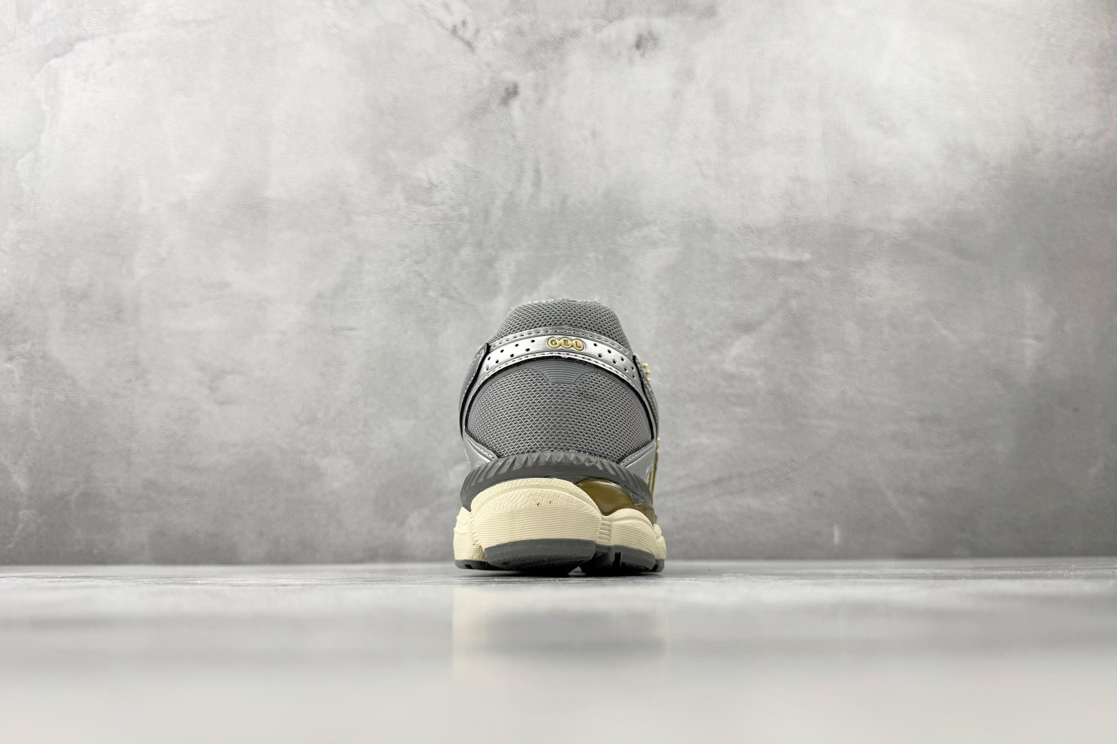 ASICS Gel-Cumulus 16 灰色 1203A733-101-Top High Quatity Cheap Sneakers Fashion Clothing Clothes Bags handbags Shoes of all Brand wholesale With The best Quality And Beautiful Price from China Factory Chinese suppliers wholesaler seller ASICS Gel-Cumulus 16 灰色 1203A733-101