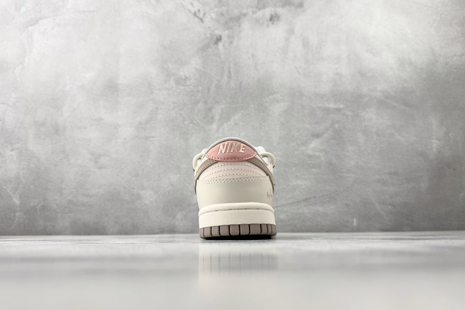 定制球鞋 Nike Dunk Low Retro 花屿玫瑰 米白粉 PG0510-057-Top High Quatity Cheap Sneakers Fashion Clothing Clothes Bags handbags Shoes of all Brand wholesale With The best Quality And Beautiful Price from China Factory Chinese suppliers wholesaler seller 定制球鞋 Nike Dunk Low Retro 花屿玫瑰 米白粉 PG0510-057