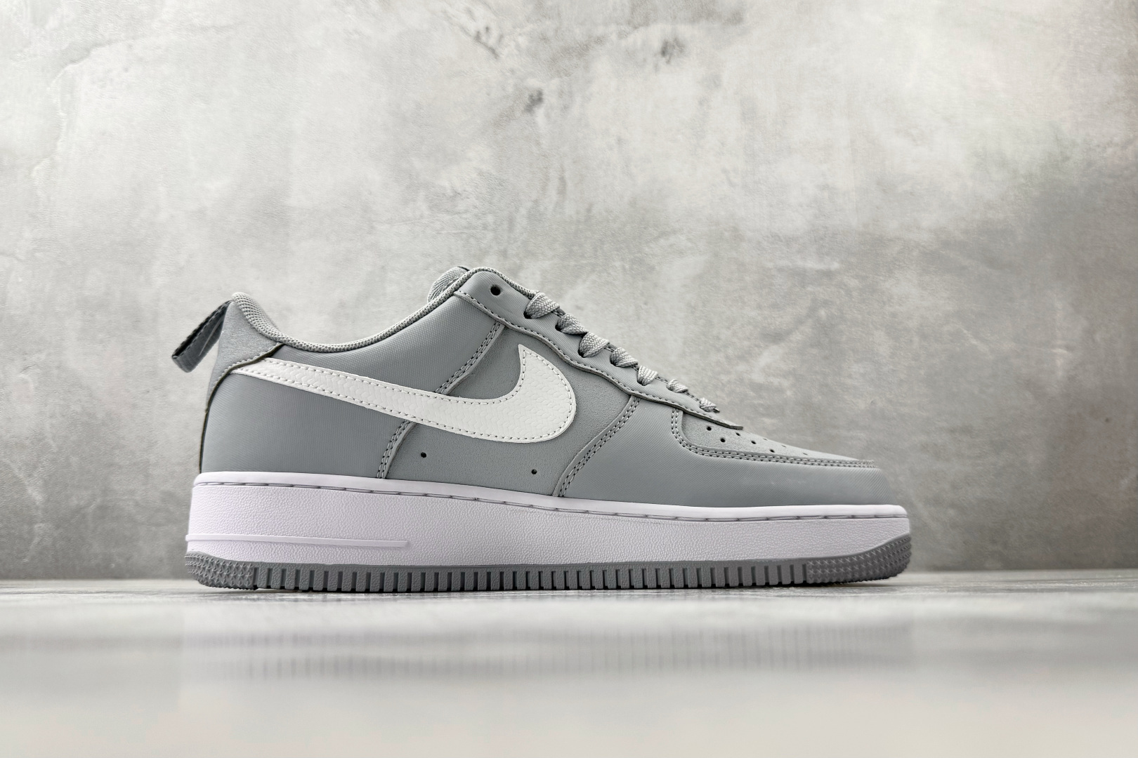 Nike Air Force 1 '07 灰白 IR5599-002