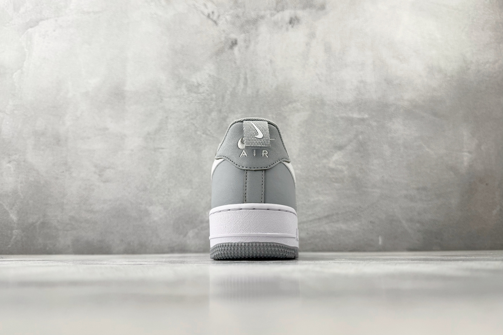 Nike Air Force 1 '07 灰白 IR5599-002