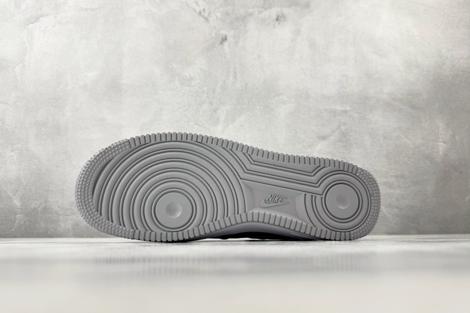 Nike Air Force 1 '07 灰白 IR5599-002