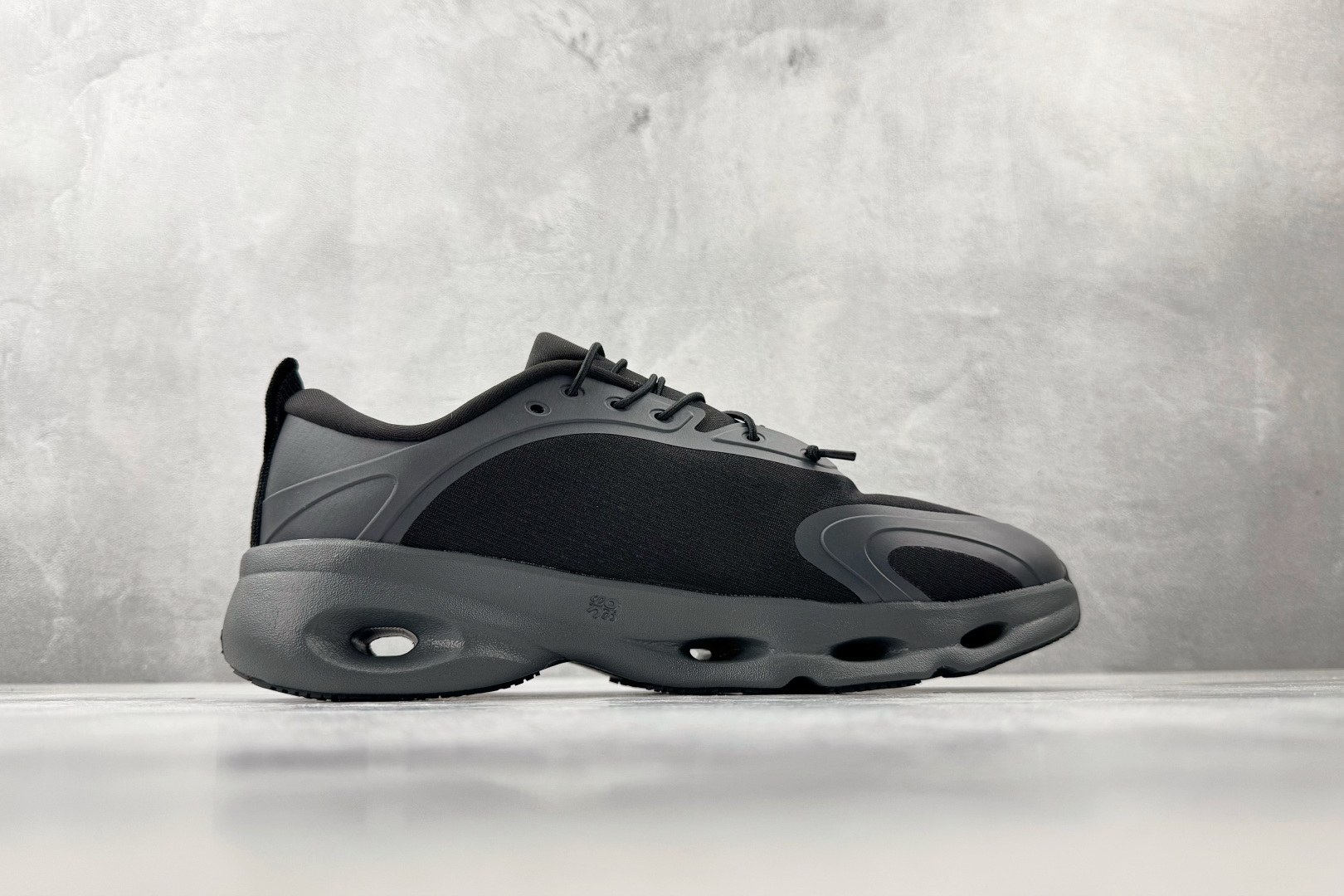 大厂出品 LOEWE罗意威 x On昂跑 联名款 Cloudsolo 黑色 M929282X38-1100-Top High Quatity Cheap Sneakers Fashion Clothing Clothes Bags handbags Shoes of all Brand wholesale With The best Quality And Beautiful Price from China Factory Chinese suppliers wholesaler seller 大厂出品 LOEWE罗意威 x On昂跑 联名款 Cloudsolo 黑色 M929282X38-1100