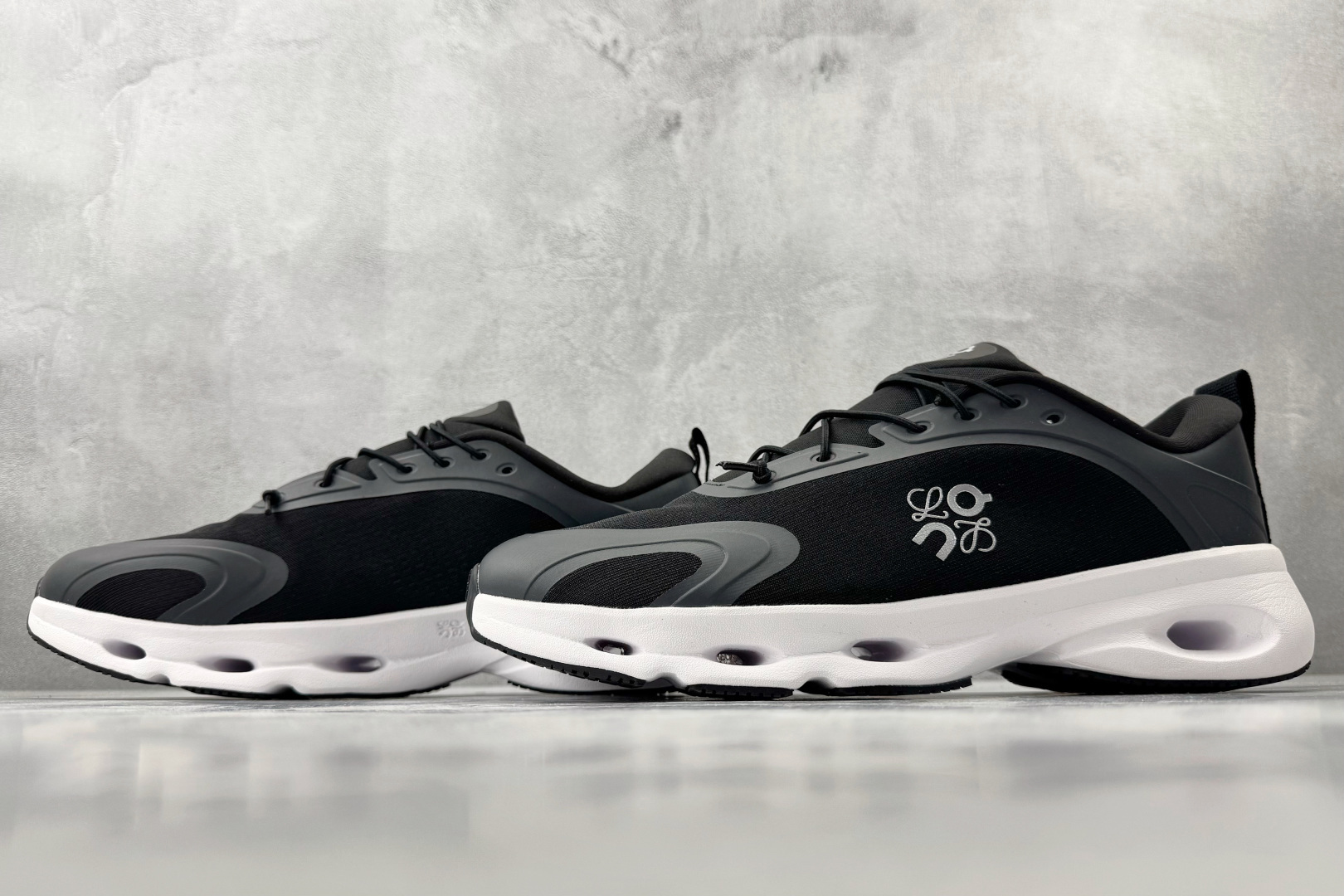 大厂出品 LOEWE罗意威 x On昂跑 联名款 Cloudsolo 黑白 3WF30600299-Top High Quatity Cheap Sneakers Fashion Clothing Clothes Bags handbags Shoes of all Brand wholesale With The best Quality And Beautiful Price from China Factory Chinese suppliers wholesaler seller 大厂出品 LOEWE罗意威 x On昂跑 联名款 Cloudsolo 黑白 3WF30600299