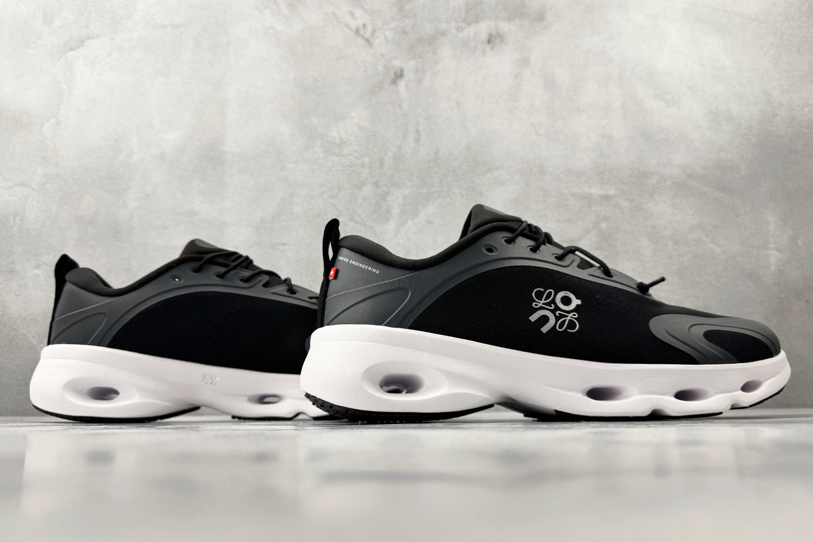 大厂出品 LOEWE罗意威 x On昂跑 联名款 Cloudsolo 黑白 3WF30600299-Top High Quatity Cheap Sneakers Fashion Clothing Clothes Bags handbags Shoes of all Brand wholesale With The best Quality And Beautiful Price from China Factory Chinese suppliers wholesaler seller 大厂出品 LOEWE罗意威 x On昂跑 联名款 Cloudsolo 黑白 3WF30600299
